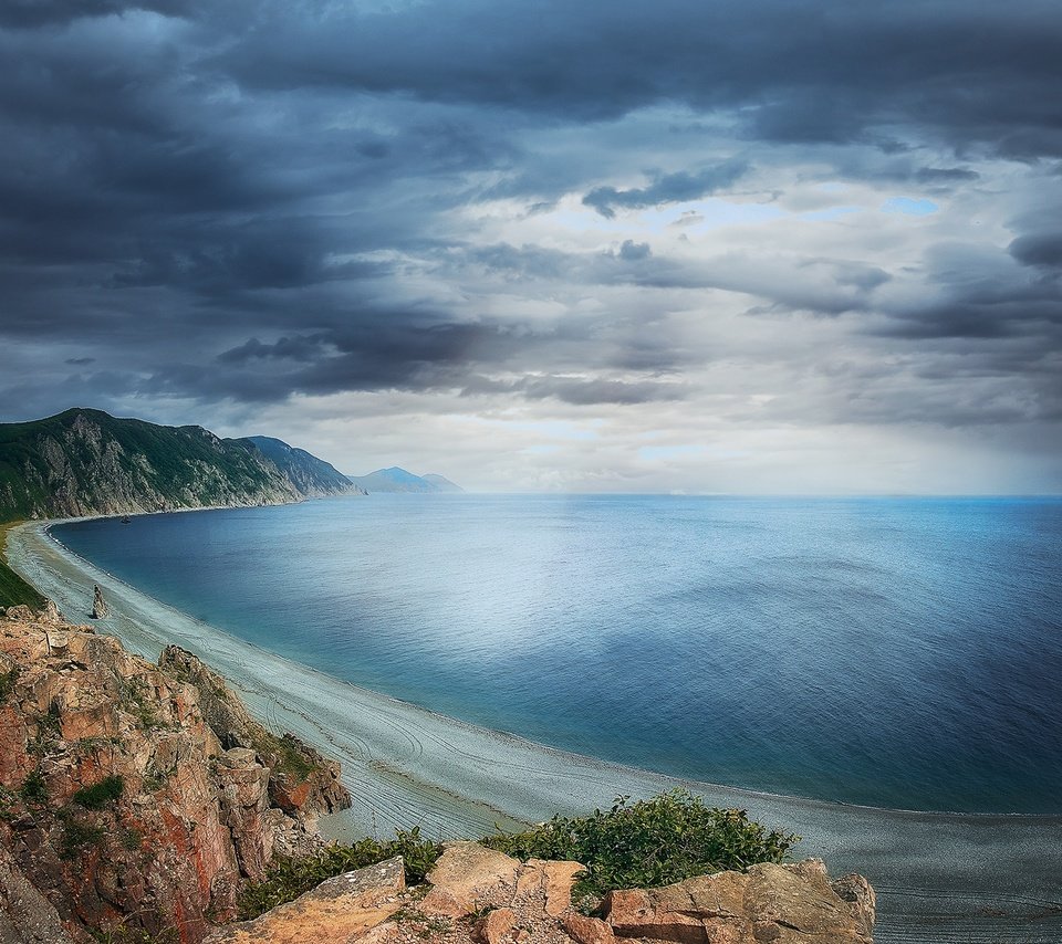 Обои облака, природа, берег, скала, пляж, горизонт, океан, береговая линия, clouds, nature, shore, rock, beach, horizon, the ocean, coastline разрешение 2000x1335 Загрузить