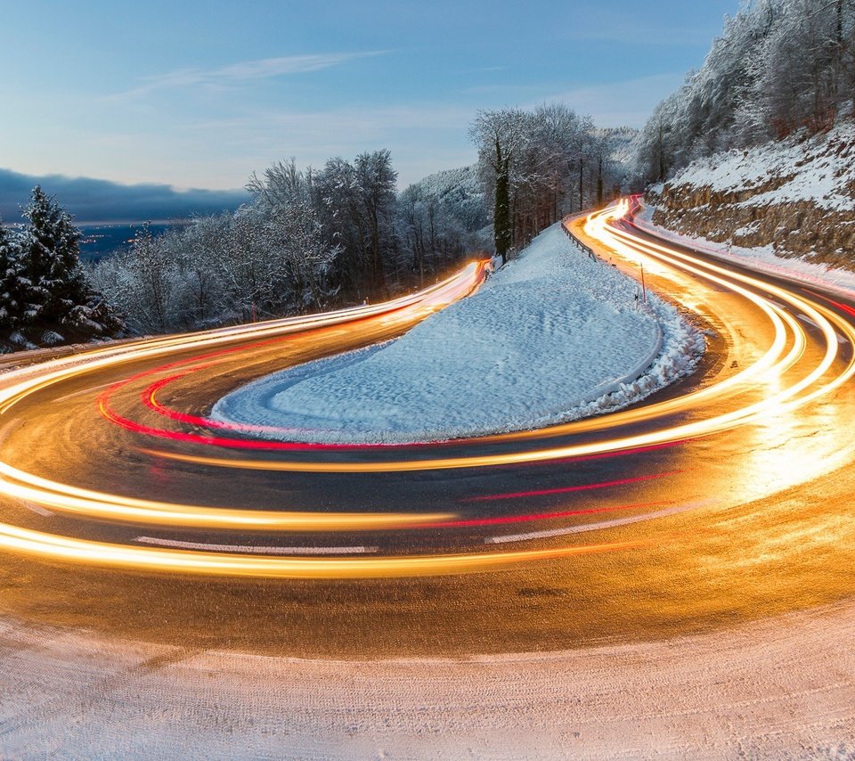 Обои свет, дорога, деревья, огни, вечер, снег, зима, выдержка, light, road, trees, lights, the evening, snow, winter, excerpt разрешение 2000x1125 Загрузить