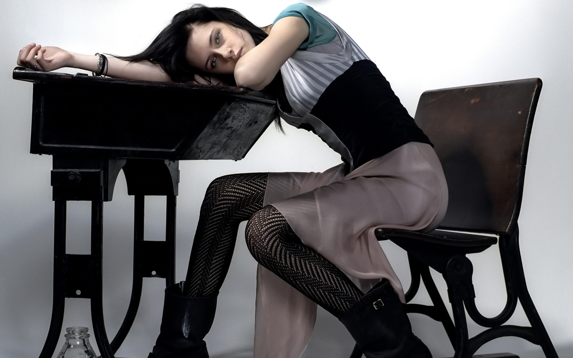 Обои брюнетка, взгляд, стол, кристен стюарт, колготки, стул, brunette, look, table, kristen stewart, tights, chair разрешение 1920x1200 Загрузить