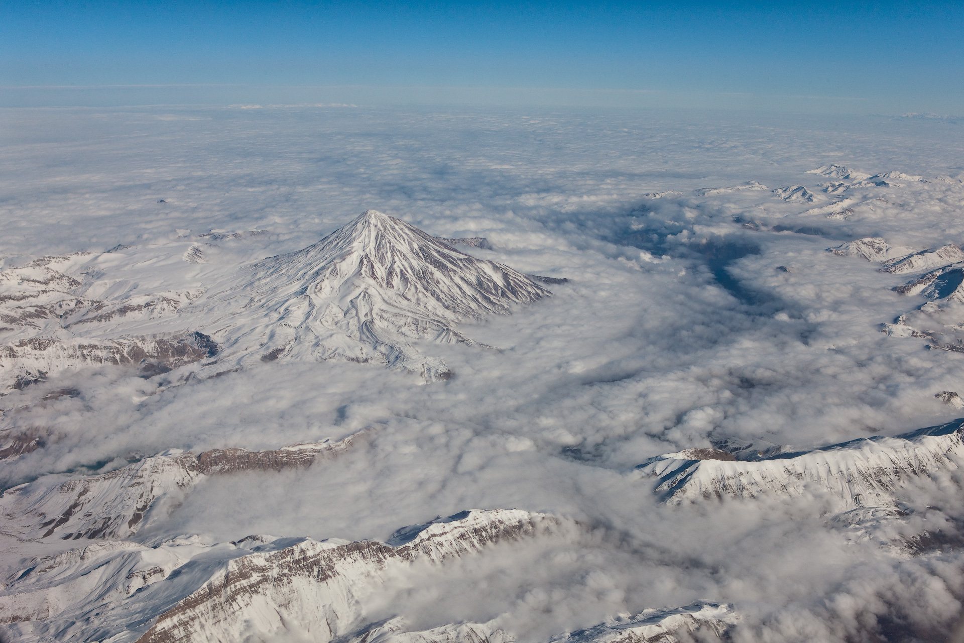 Обои облака, горы, снег, clouds, mountains, snow разрешение 1920x1280 Загрузить