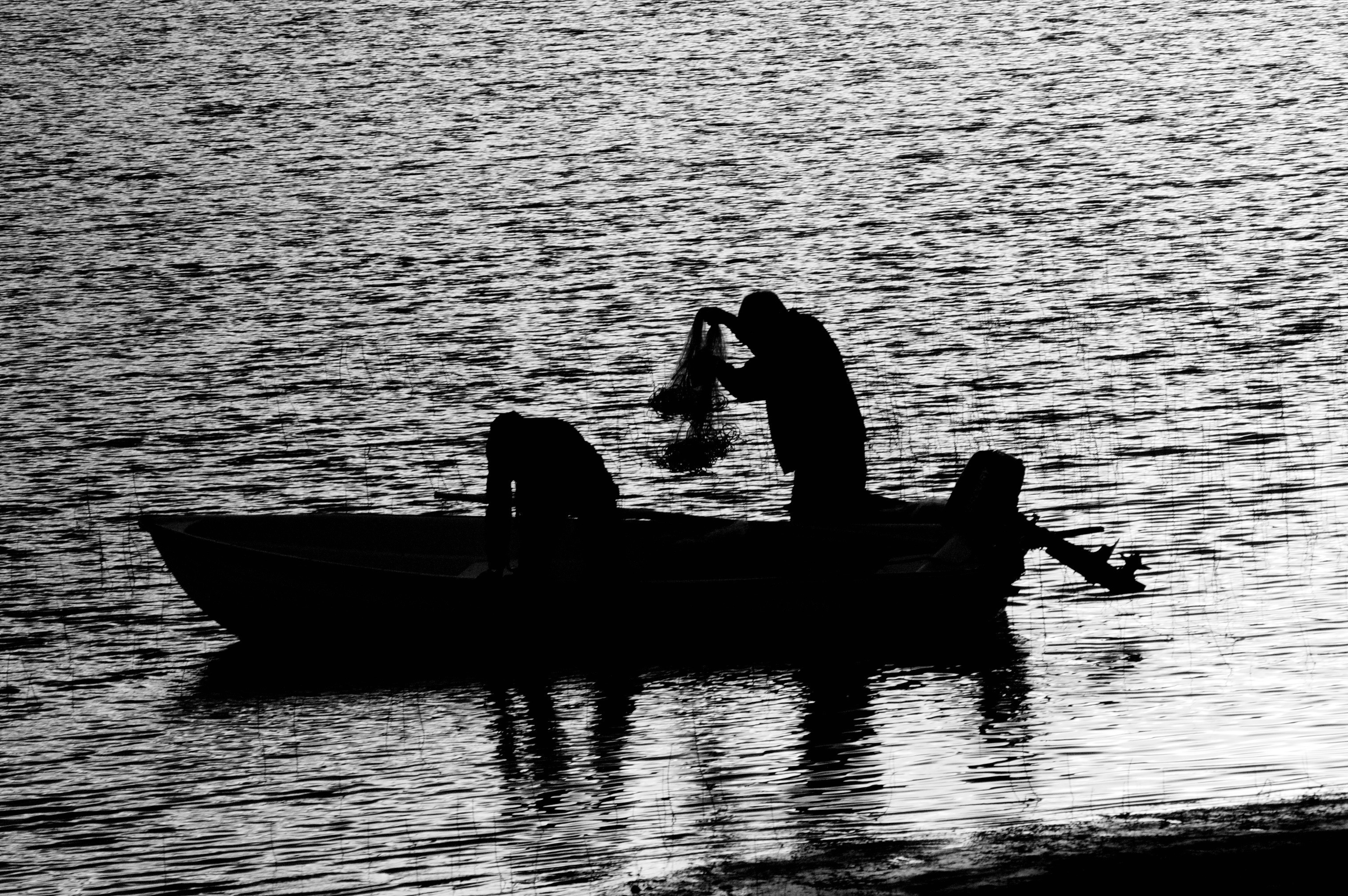 Обои вода, люди, черно-белая, лодка, рыбалка, water, people, black and white, boat, fishing разрешение 3032x2016 Загрузить