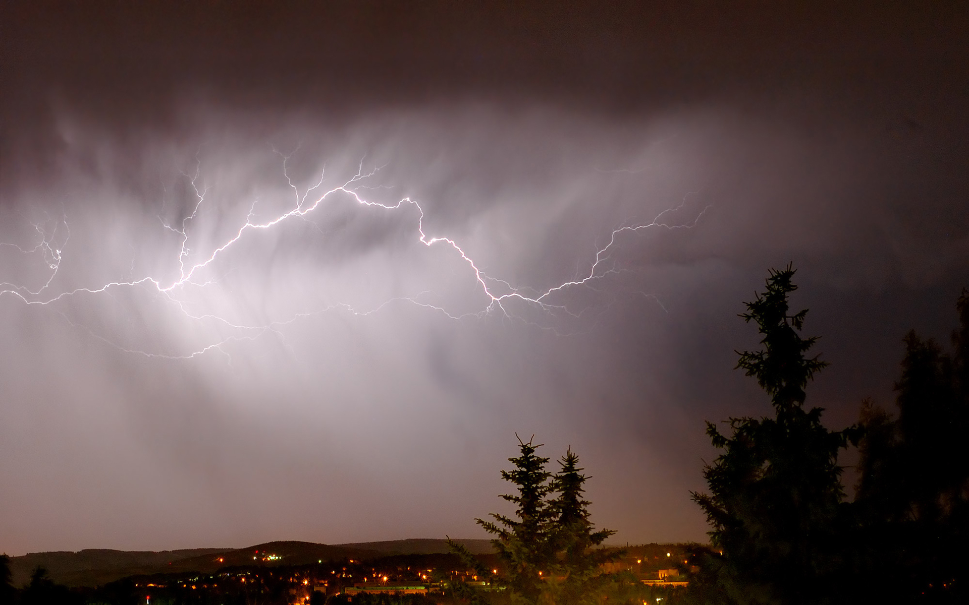 Обои облака, ночь, тучи, молния, город, clouds, night, lightning, the city разрешение 1920x1200 Загрузить