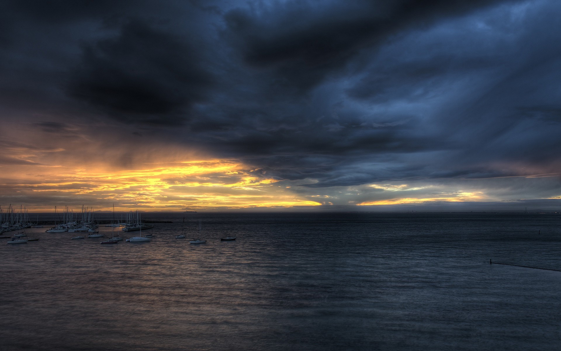 Обои облака, мрак, море, лодки, clouds, the darkness, sea, boats разрешение 1920x1200 Загрузить