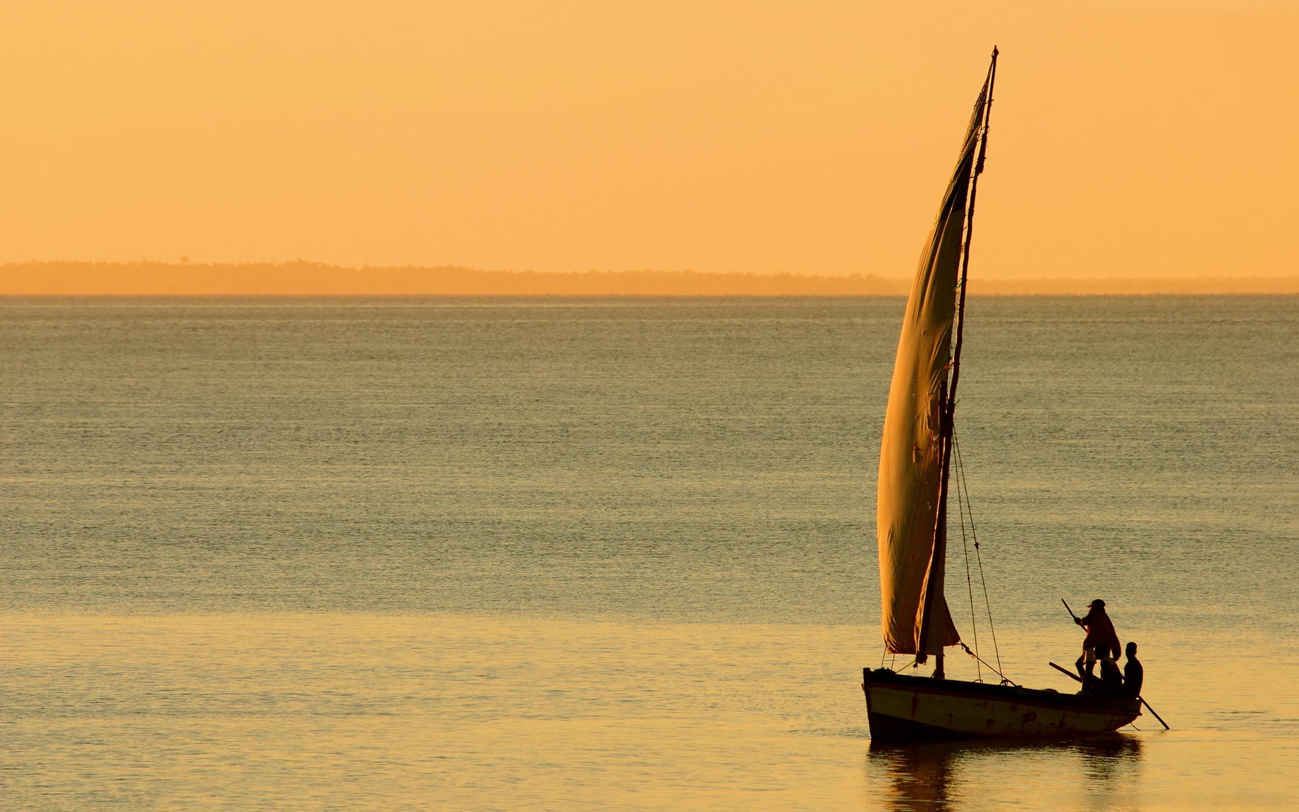 Обои вода, паруса, фото, море, люди, пейзажи, лодки, океан, ветер, water, sails, photo, sea, people, landscapes, boats, the ocean, the wind разрешение 2560x1600 Загрузить