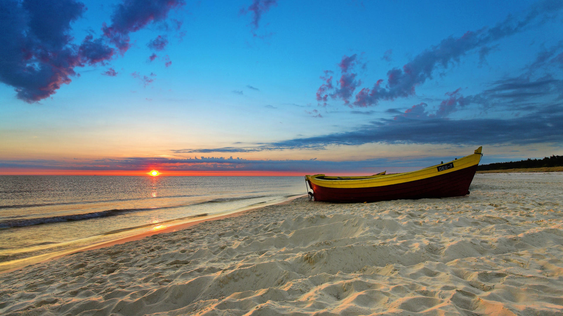 Обои облака, закат, море, песок, пляж, лодка, clouds, sunset, sea, sand, beach, boat разрешение 1920x1080 Загрузить