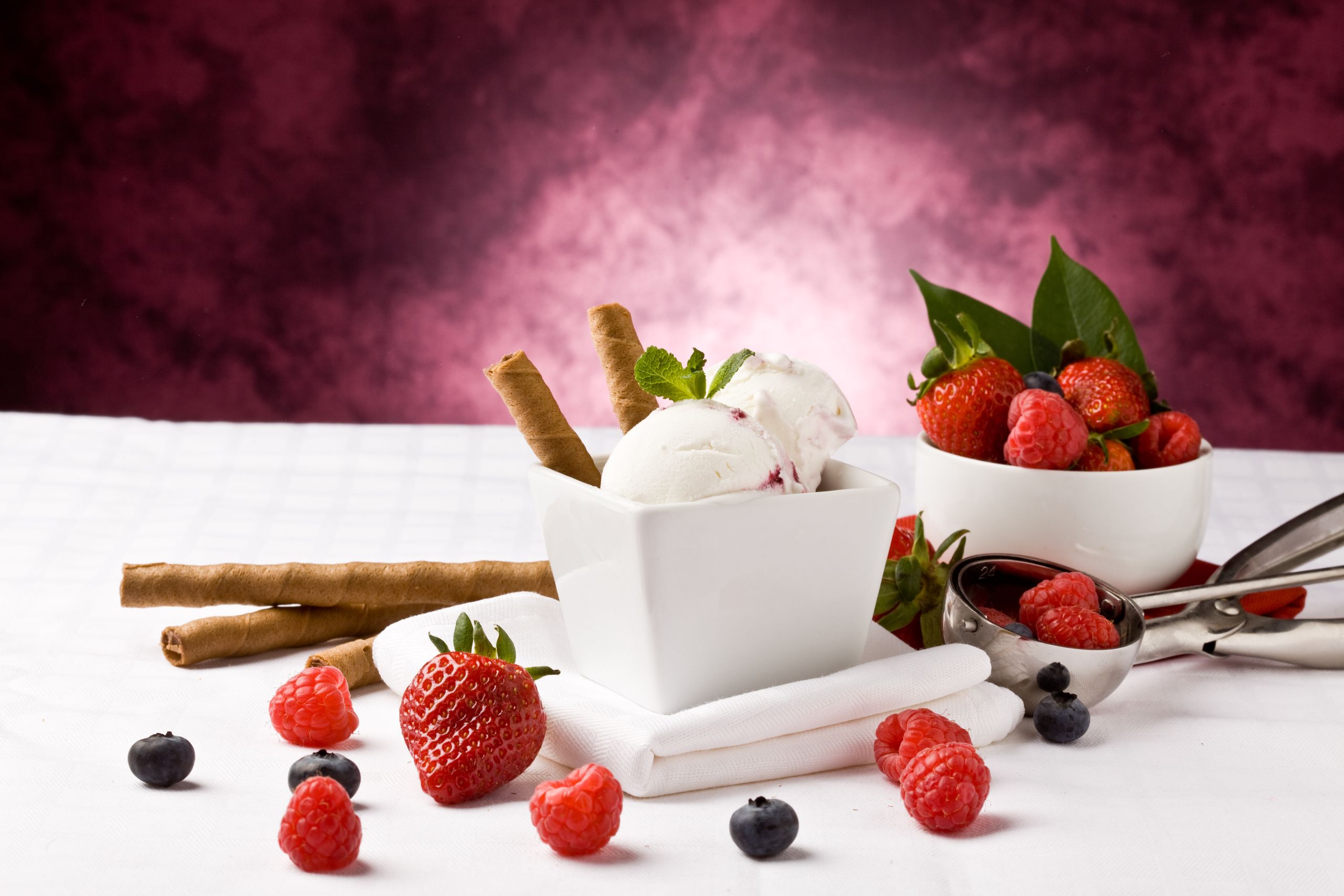 Обои малина, мороженое, клубника, ягоды, черника, трубочки, raspberry, ice cream, strawberry, berries, blueberries, tube разрешение 2560x1706 Загрузить