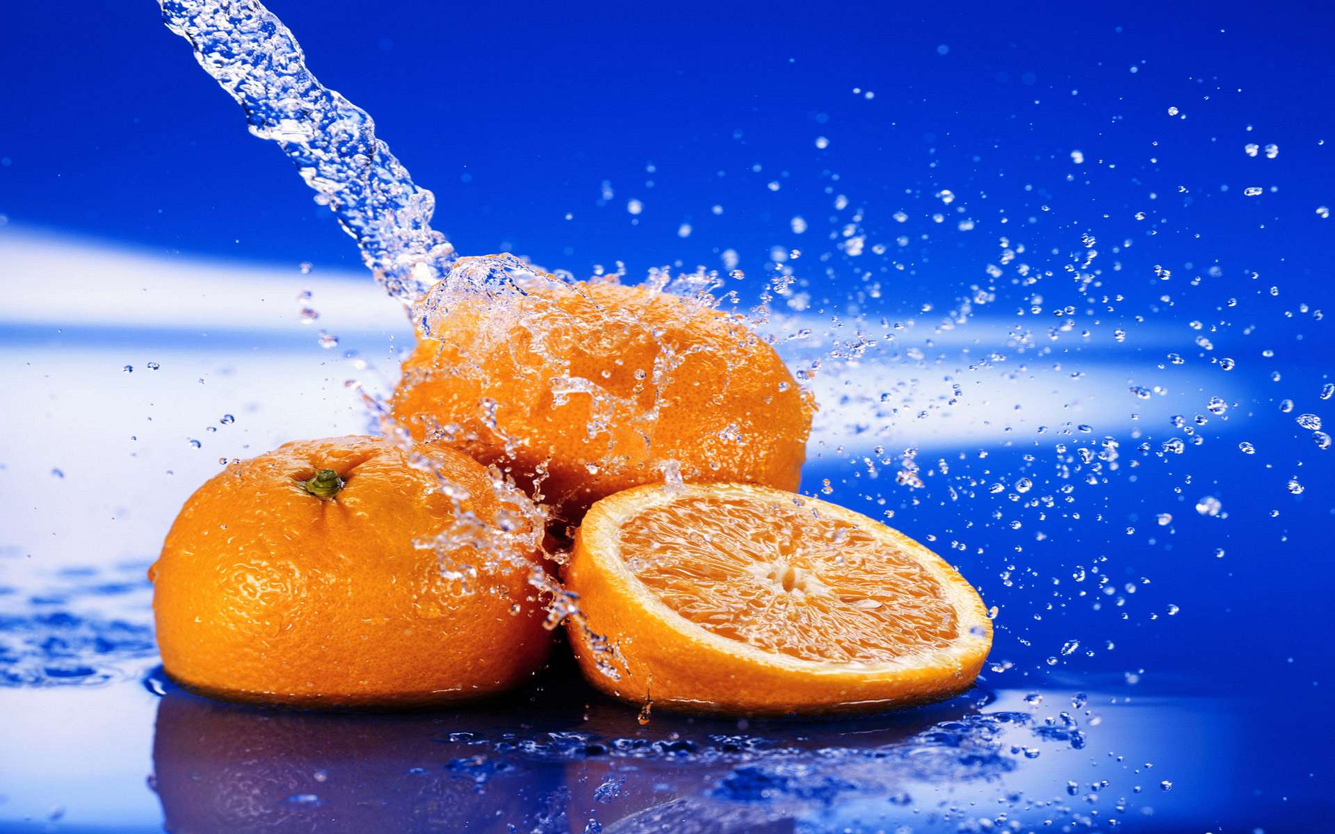 Обои вода, капли, фрукты, апельсины, брызги, синий фон, цитрусы, water, drops, fruit, oranges, squirt, blue background, citrus разрешение 1920x1200 Загрузить