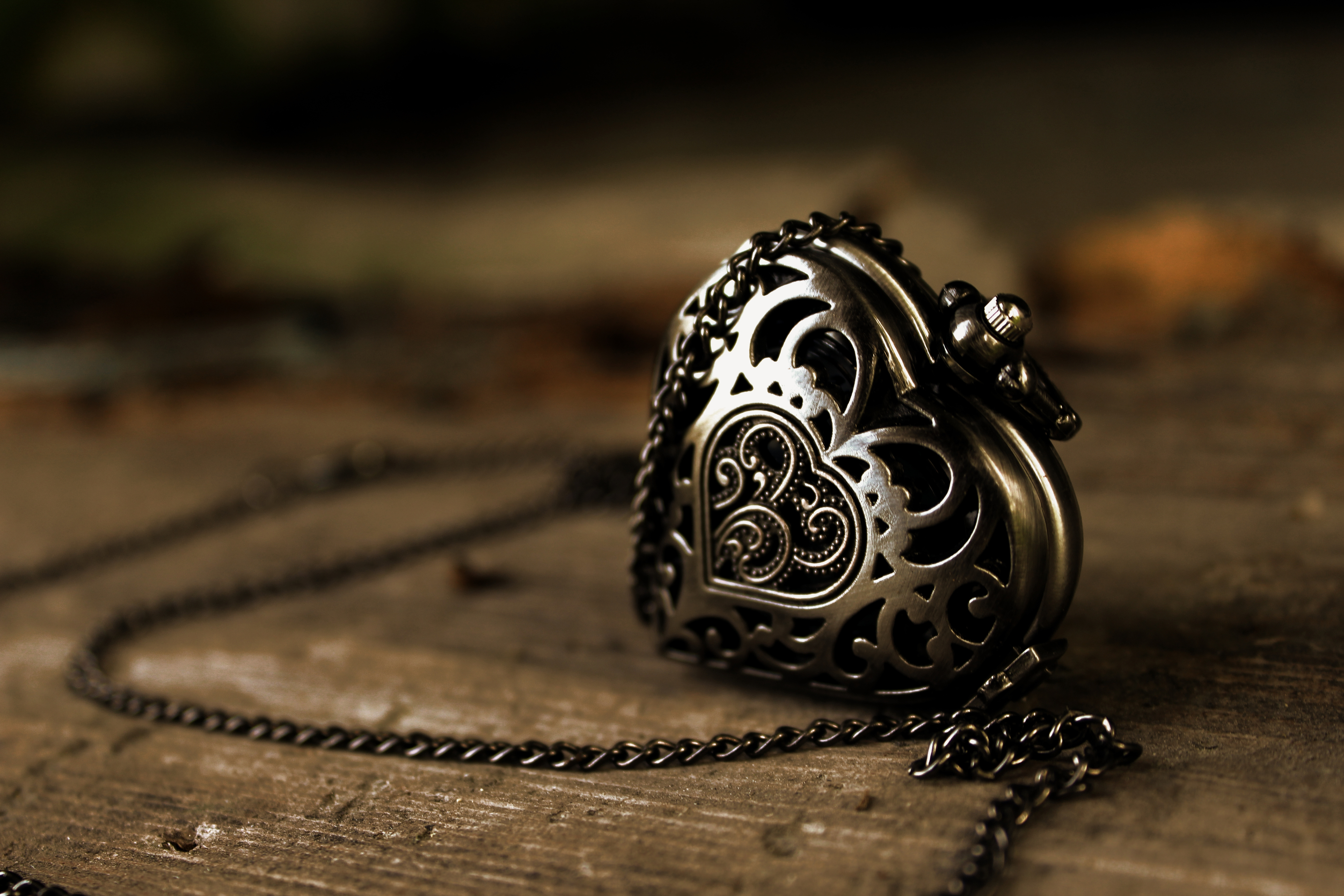 Обои металл, узор, сердце, кулон, цепочка, подвеска, metal, pattern, heart, pendant, chain, suspension разрешение 5000x3333 Загрузить