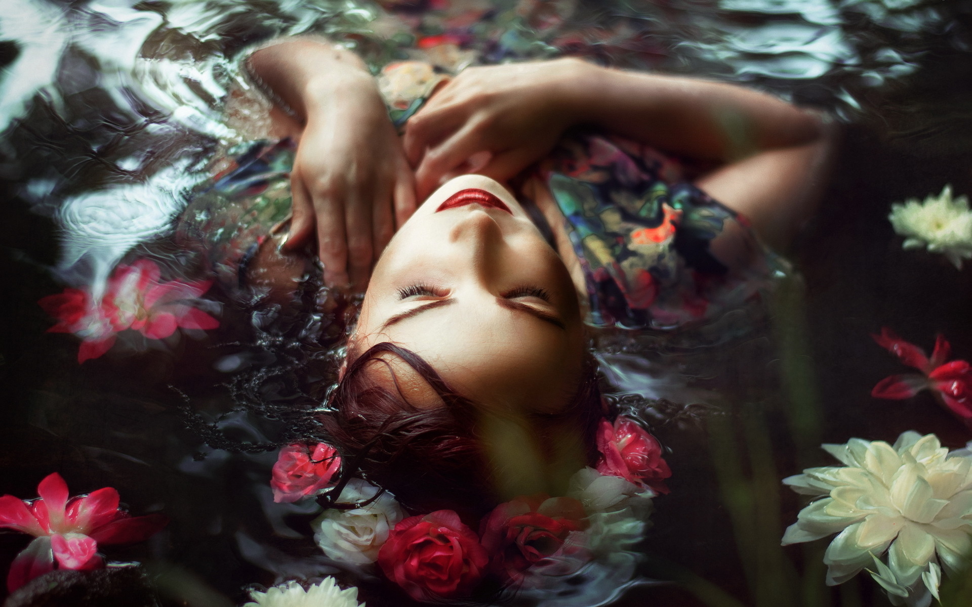 Обои цветы, вода, девушка, ситуация, flowers, water, girl, the situation разрешение 1920x1200 Загрузить