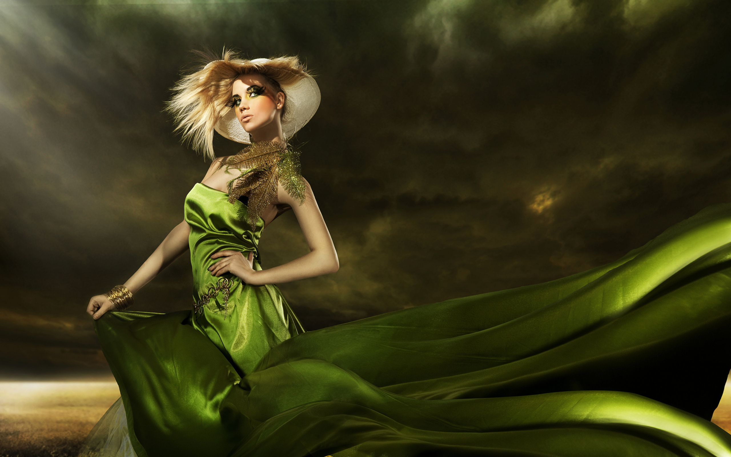 Обои ушанка, перышки, fashionable girl, elegant hairstyle, зеленое платье, грим, hat, feathers, green dress, makeup разрешение 2560x1600 Загрузить