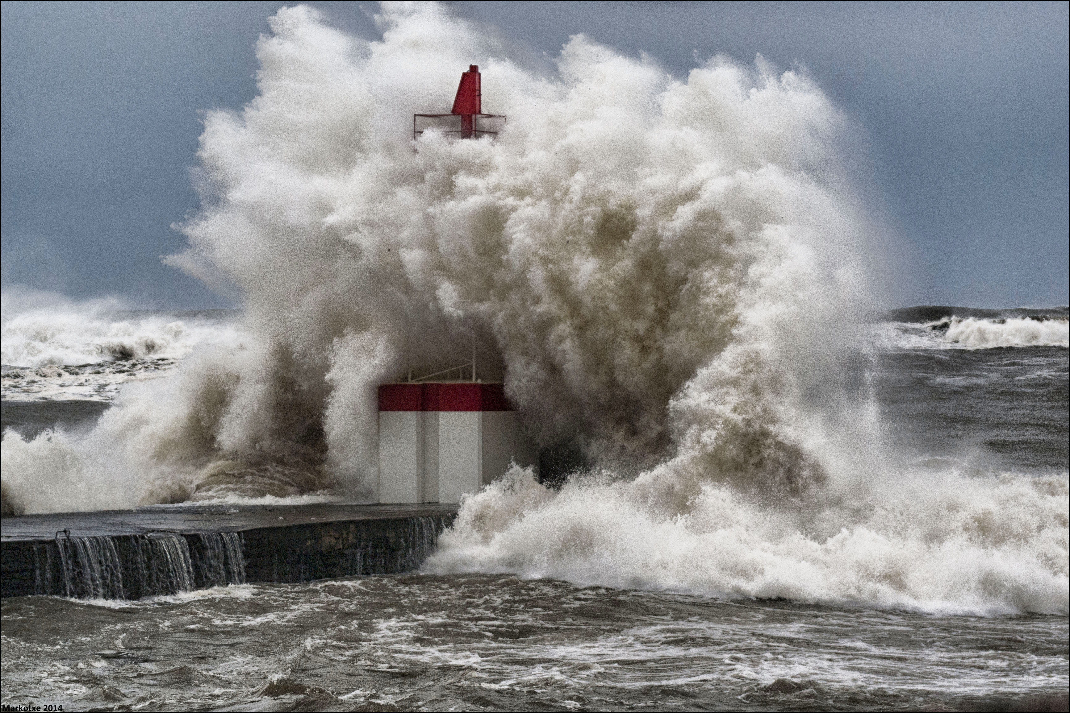 Обои море, маяк, волна, причал, океан, шторм, пена, sea, lighthouse, wave, pier, the ocean, storm, foam разрешение 3466x2311 Загрузить