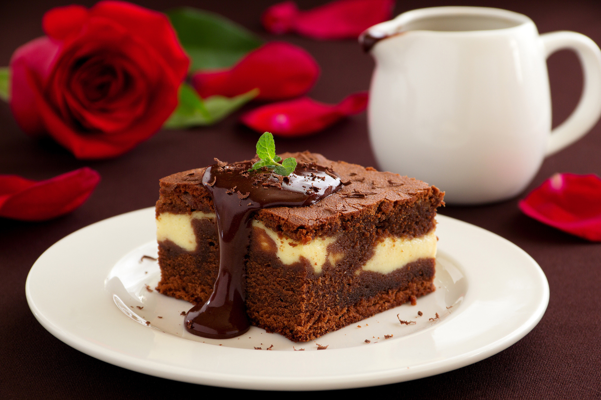 Обои розы, шоколад, сладкое, торт, пирожное, кусочек, roses, chocolate, sweet, cake, piece разрешение 2000x1333 Загрузить