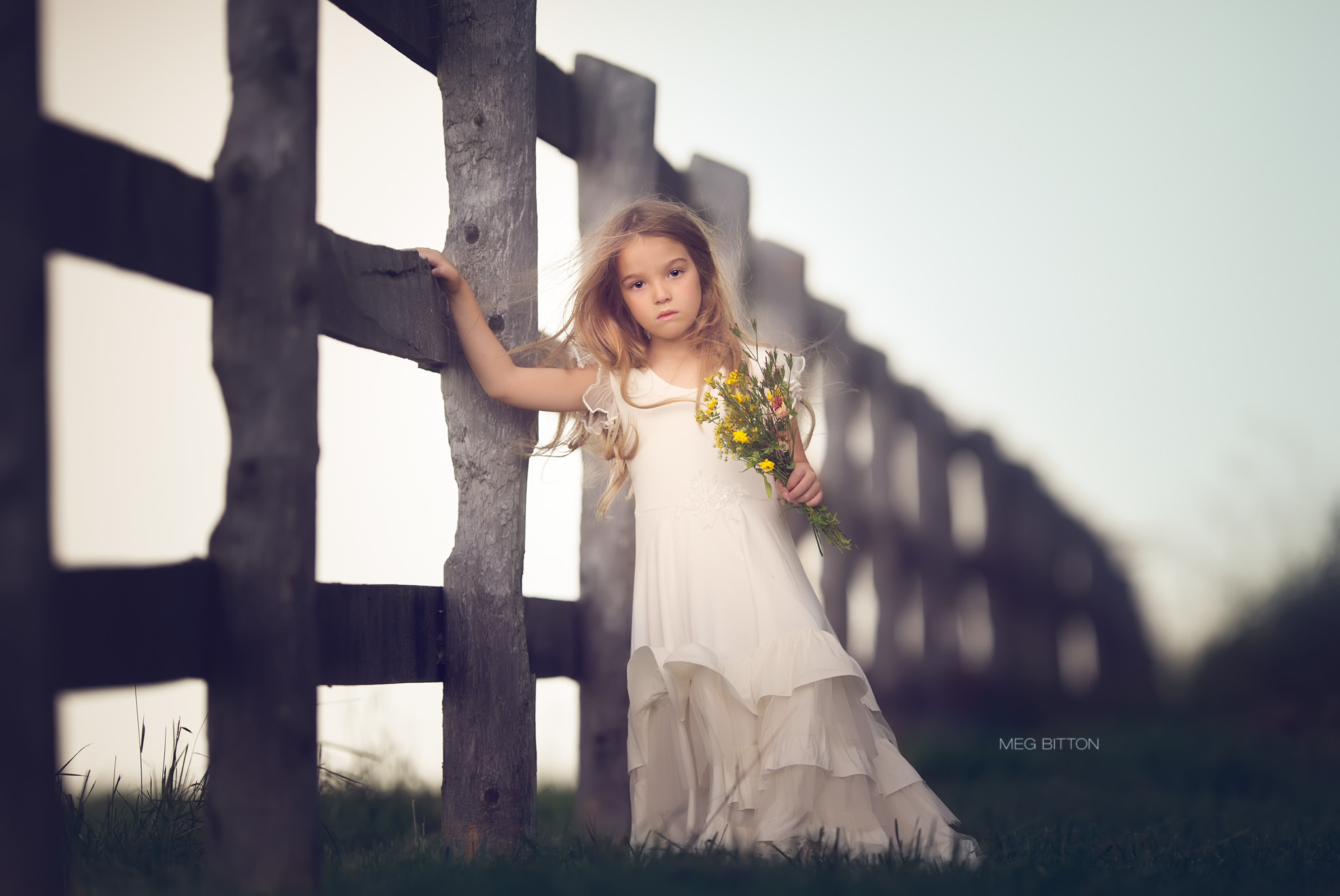 Обои цветы, настроение, платье, забор, дети, девочка, flowers, mood, dress, the fence, children, girl разрешение 2048x1370 Загрузить