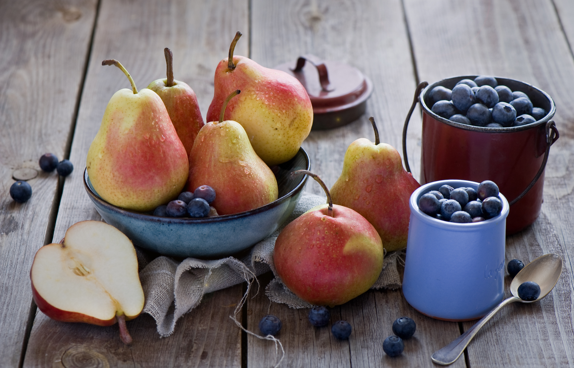 Обои фрукты, ягоды, посуда, натюрморт, груши, голубика, anna verdina, fruit, berries, dishes, still life, pear, blueberries разрешение 2000x1281 Загрузить