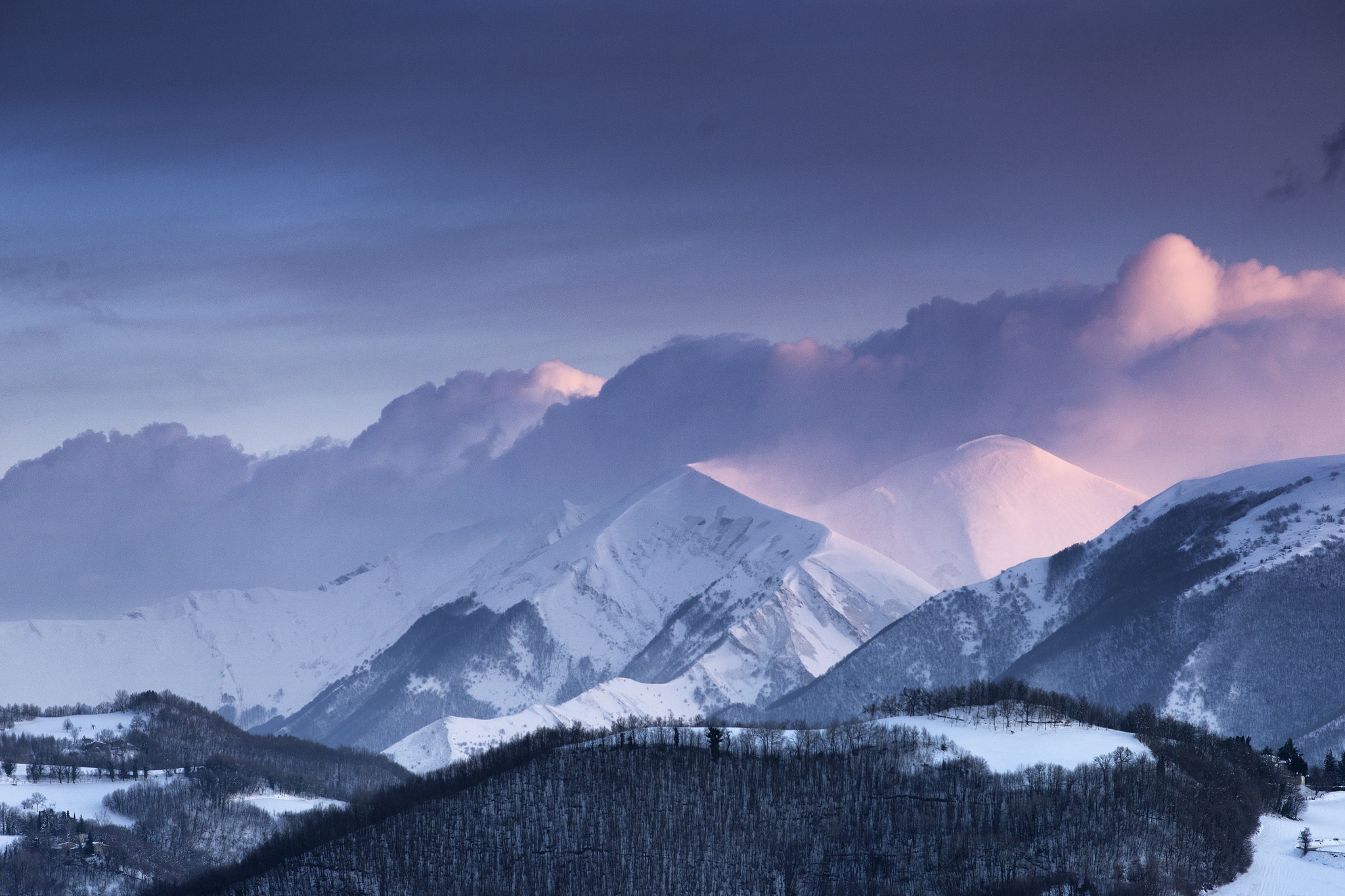 Обои небо, облака, снег, зима, италия, апеннинские горы, the sky, clouds, snow, winter, italy, the apennine mountains разрешение 2048x1365 Загрузить