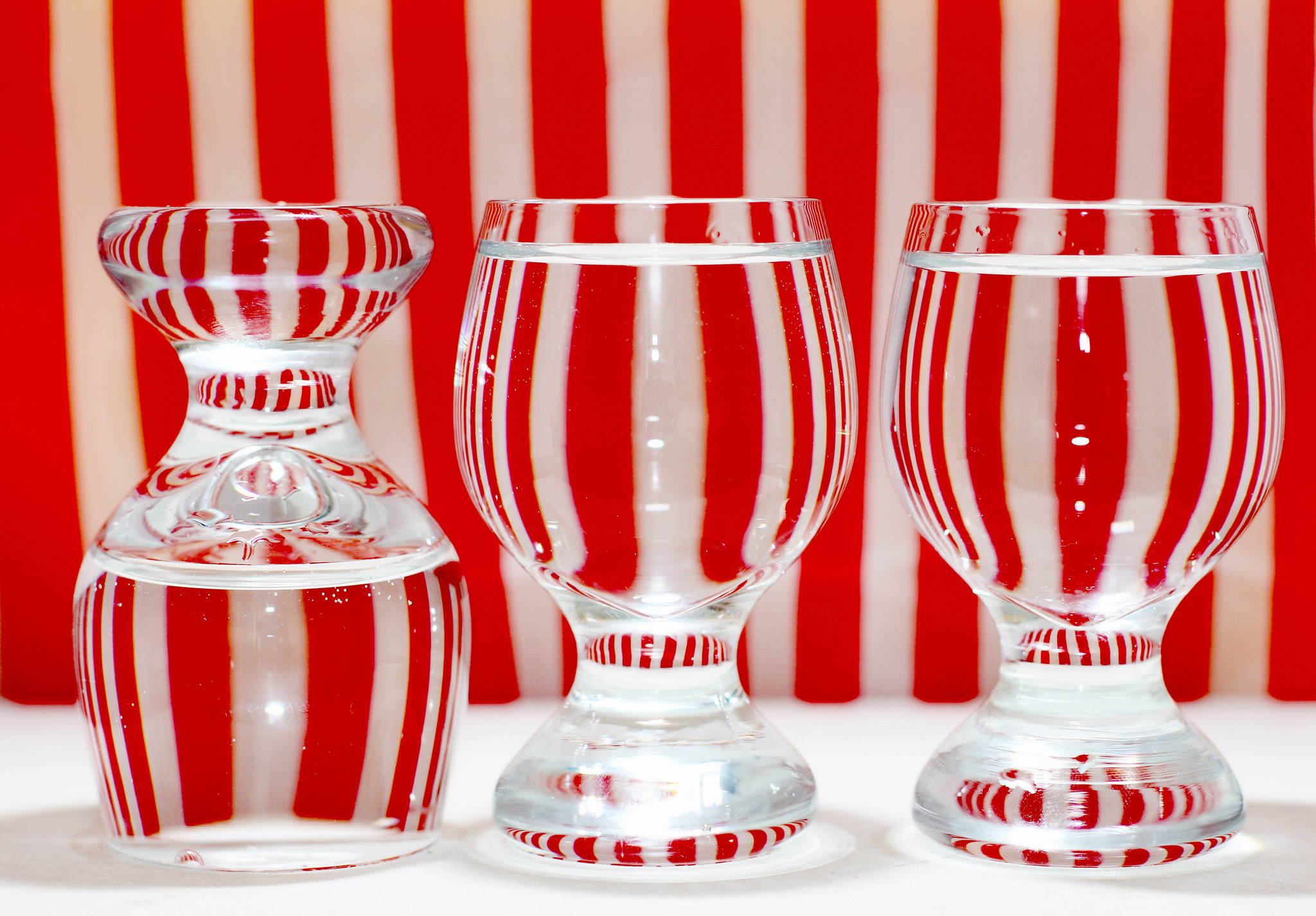 Обои полосы, красные, белые, стекло, посуда, бокалы, прозрачные, strip, red, white, glass, dishes, glasses, transparent разрешение 2048x1425 Загрузить