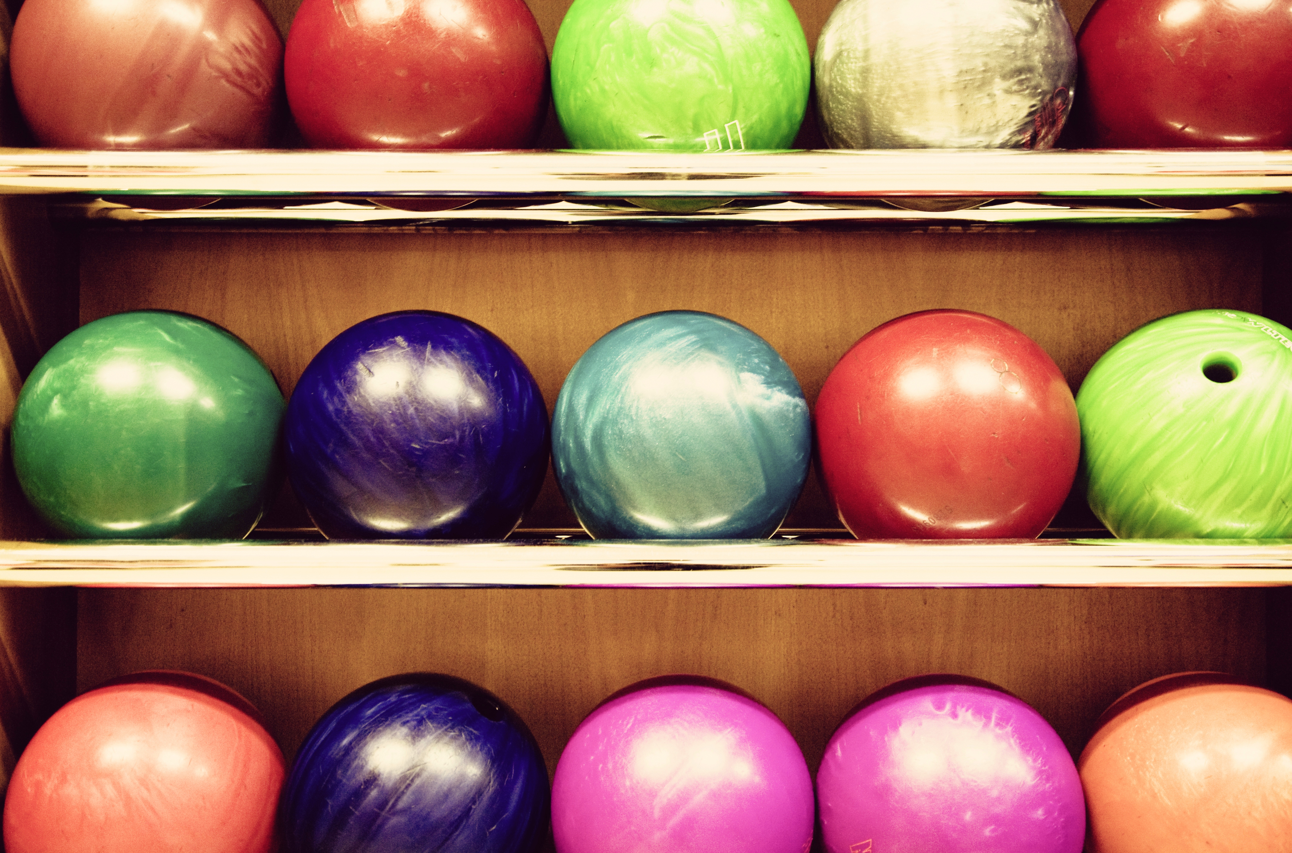 Обои шары, цвет, боулинг, полки, markus spiske, balls, color, bowling, shelves разрешение 4332x2860 Загрузить