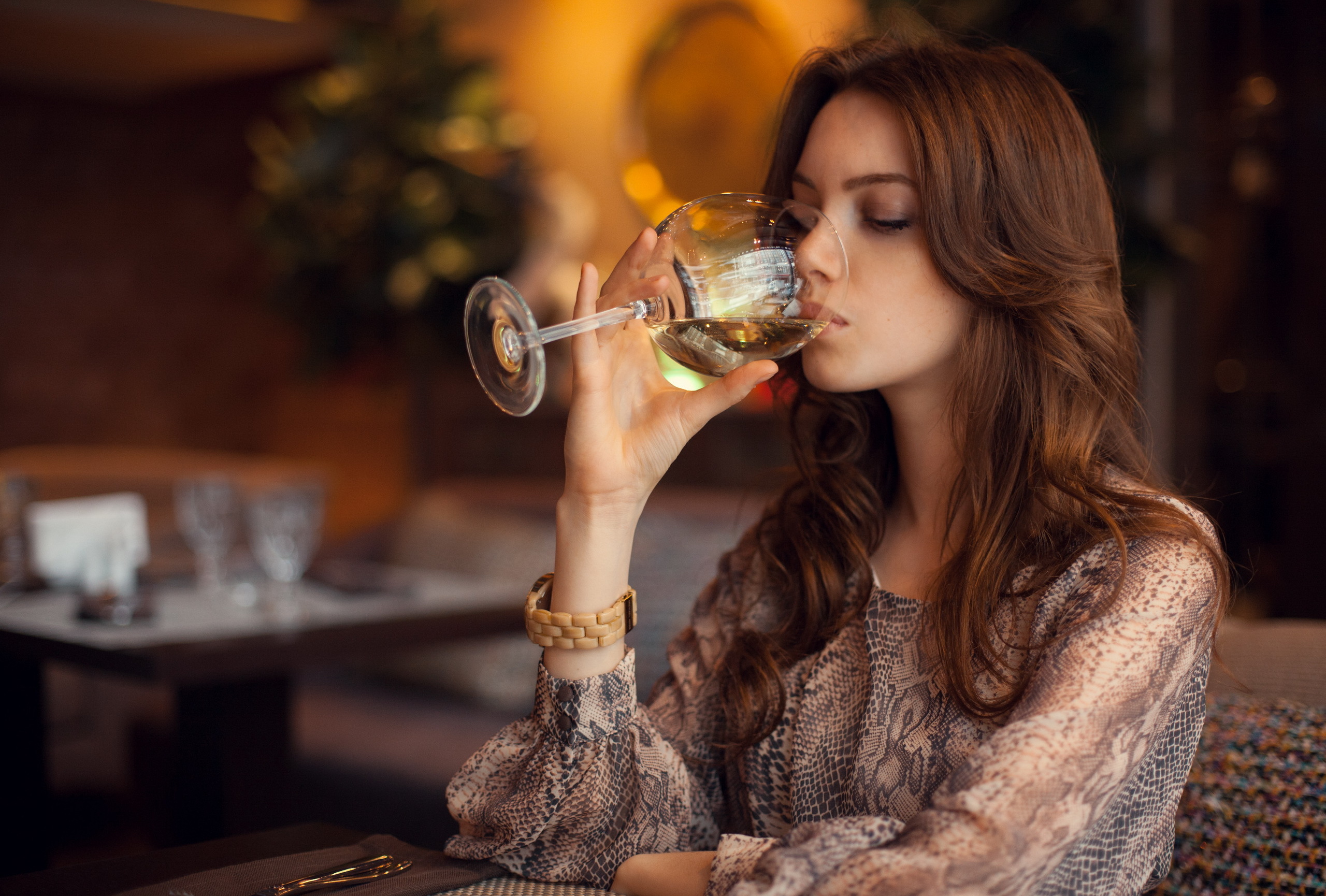 Обои девушка, настроение, кафе, бокал, вино, шатенка, лера, girl, mood, cafe, glass, wine, brown hair, lera разрешение 2560x1730 Загрузить