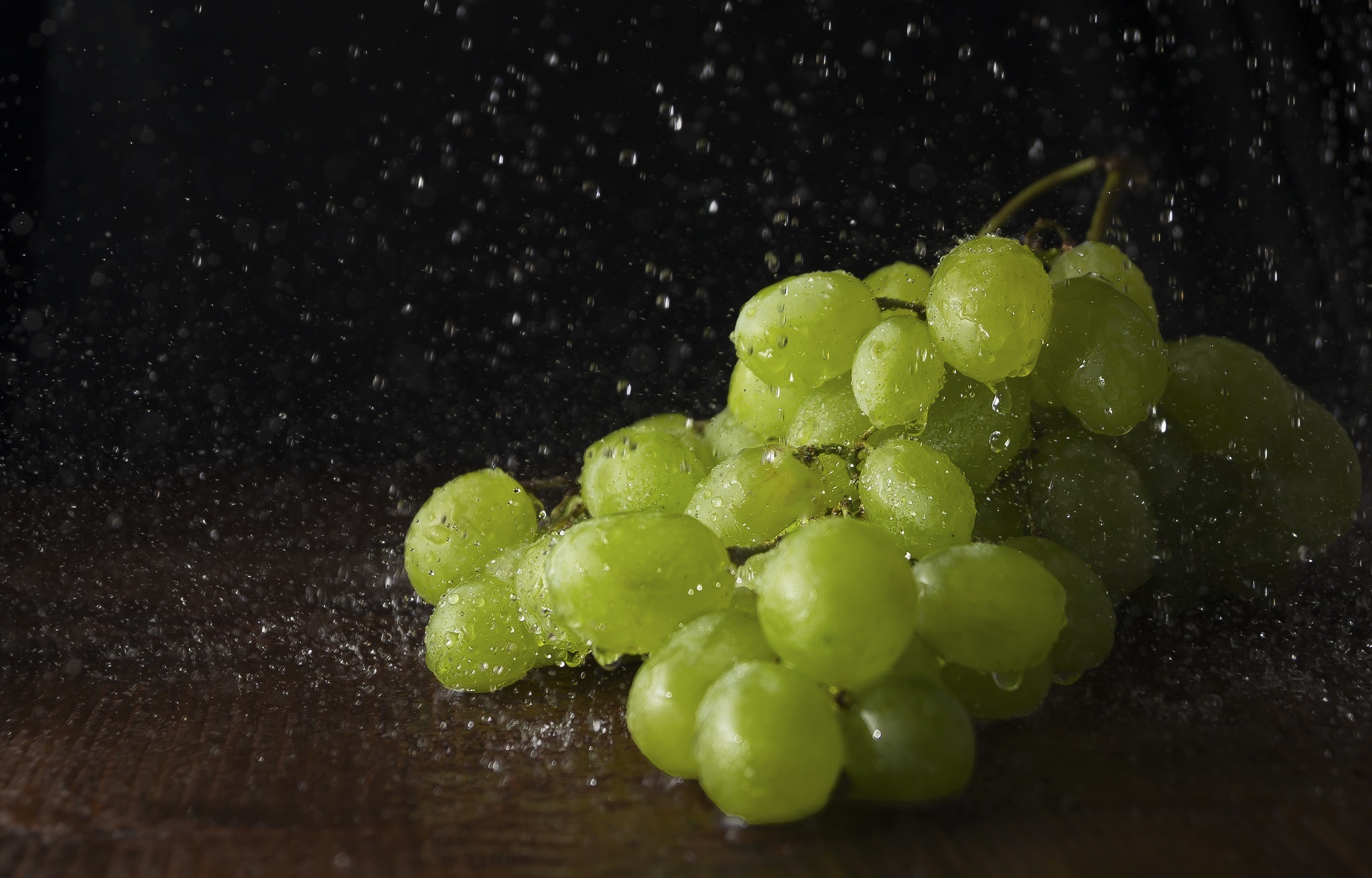 Обои вода, макро, виноград, капли, брызги, water, macro, grapes, drops, squirt разрешение 2048x1310 Загрузить