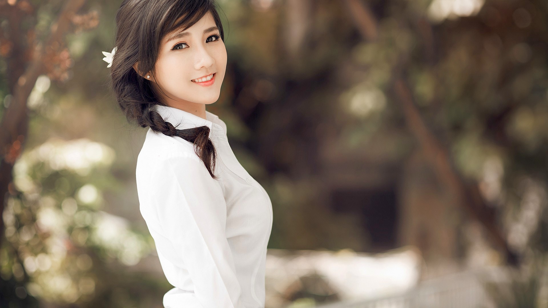 Китайская девушка в белом