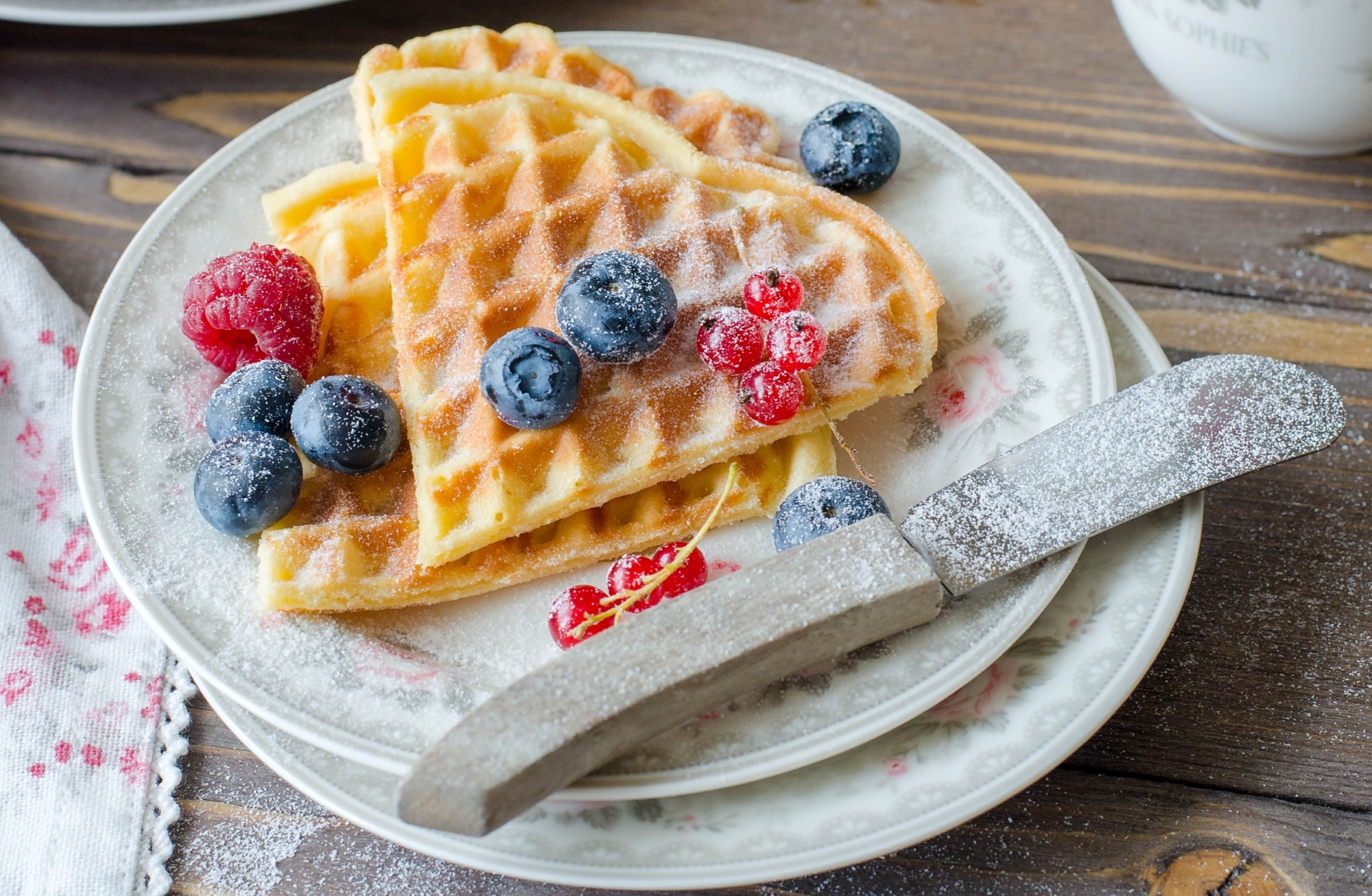 Обои малина, ягоды, сахарная пудра, смородина, вафли, голубика, raspberry, berries, powdered sugar, currants, waffles, blueberries разрешение 2000x1306 Загрузить