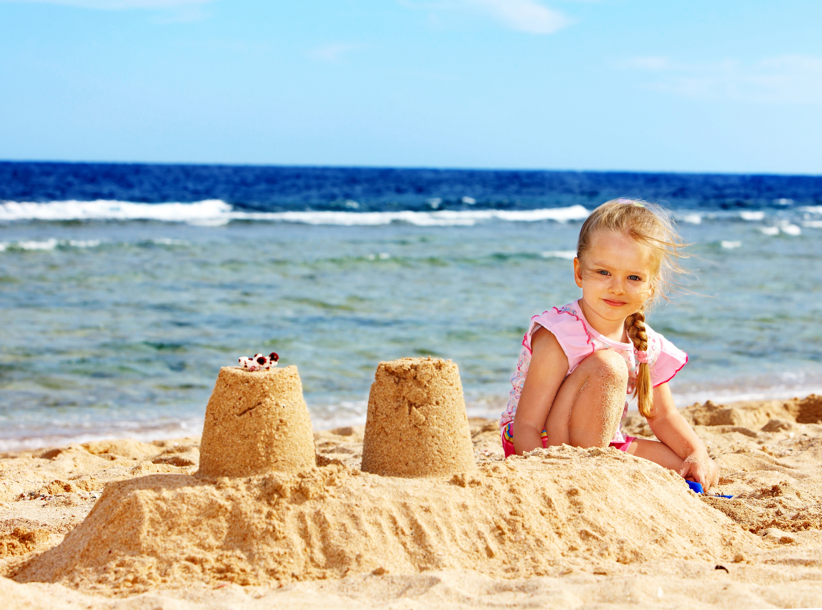 Обои берег, море, песок, девочка, берег моря, дитя, little girls, shore, sea, sand, girl, coast, child разрешение 2880x2139 Загрузить