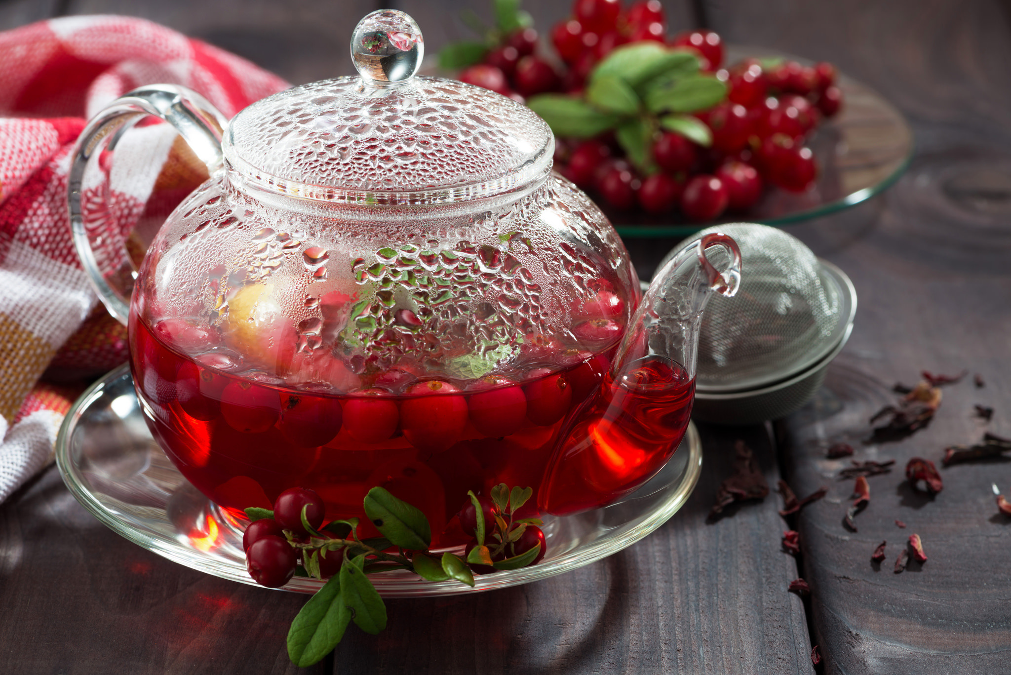 Обои напиток, ягоды, чай, заварник, брусника, drink, berries, tea, teapot, cranberries разрешение 2048x1367 Загрузить