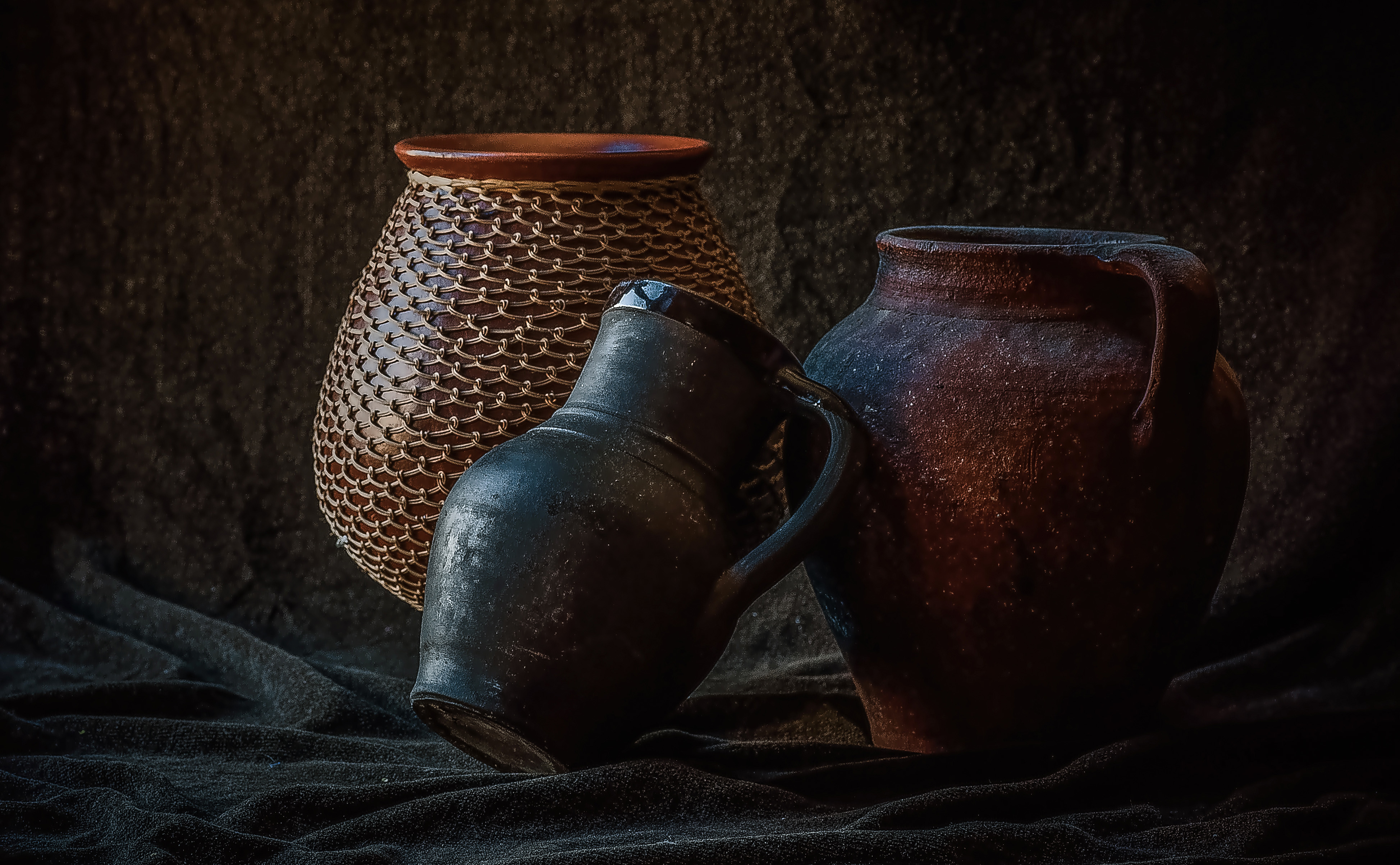 Обои ткань, посуда, кувшин, натюрморт, керамика, fabric, dishes, pitcher, still life, ceramics разрешение 3894x2406 Загрузить