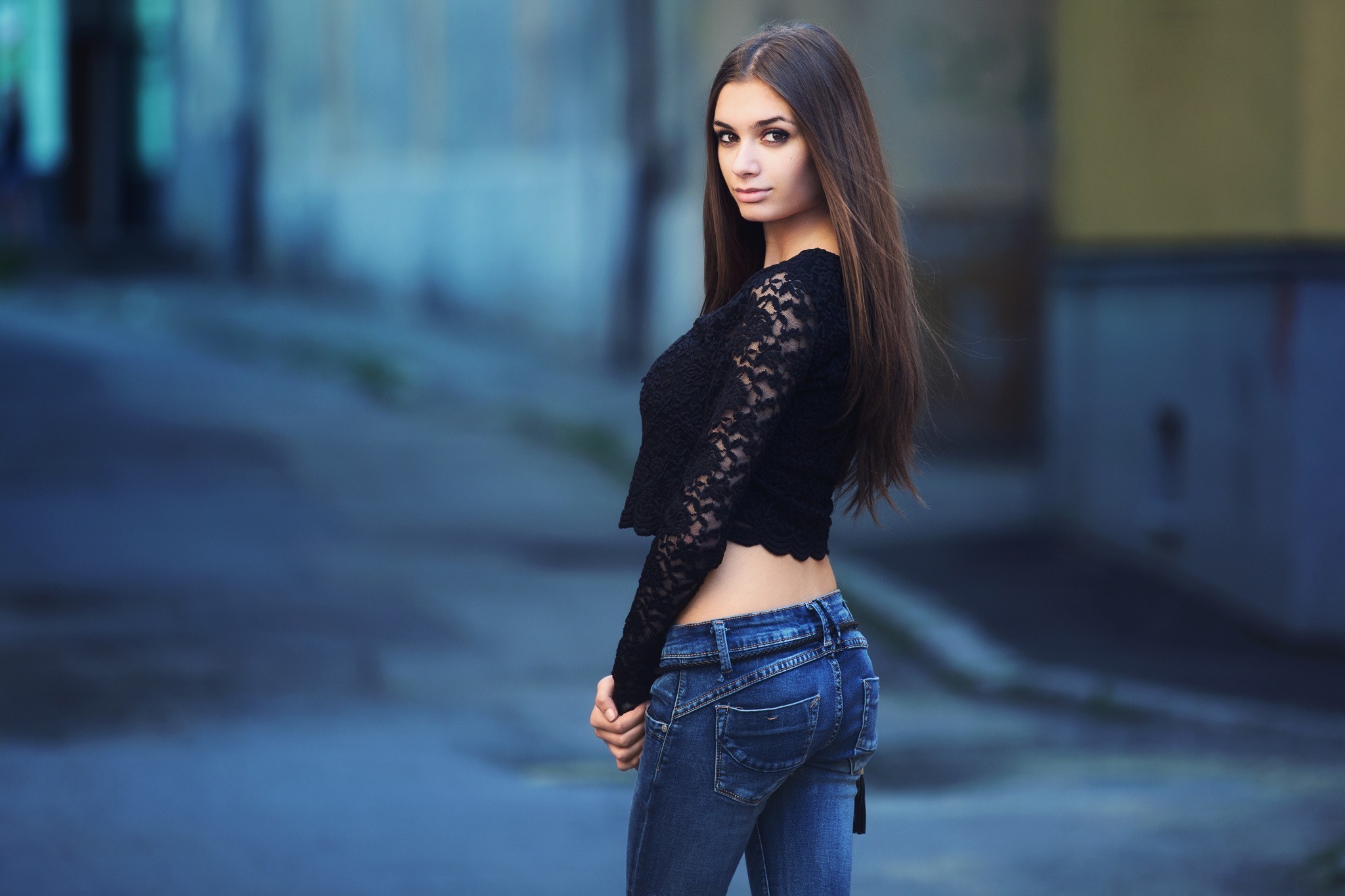 Модель Кэтрин Тимохина в джинсах