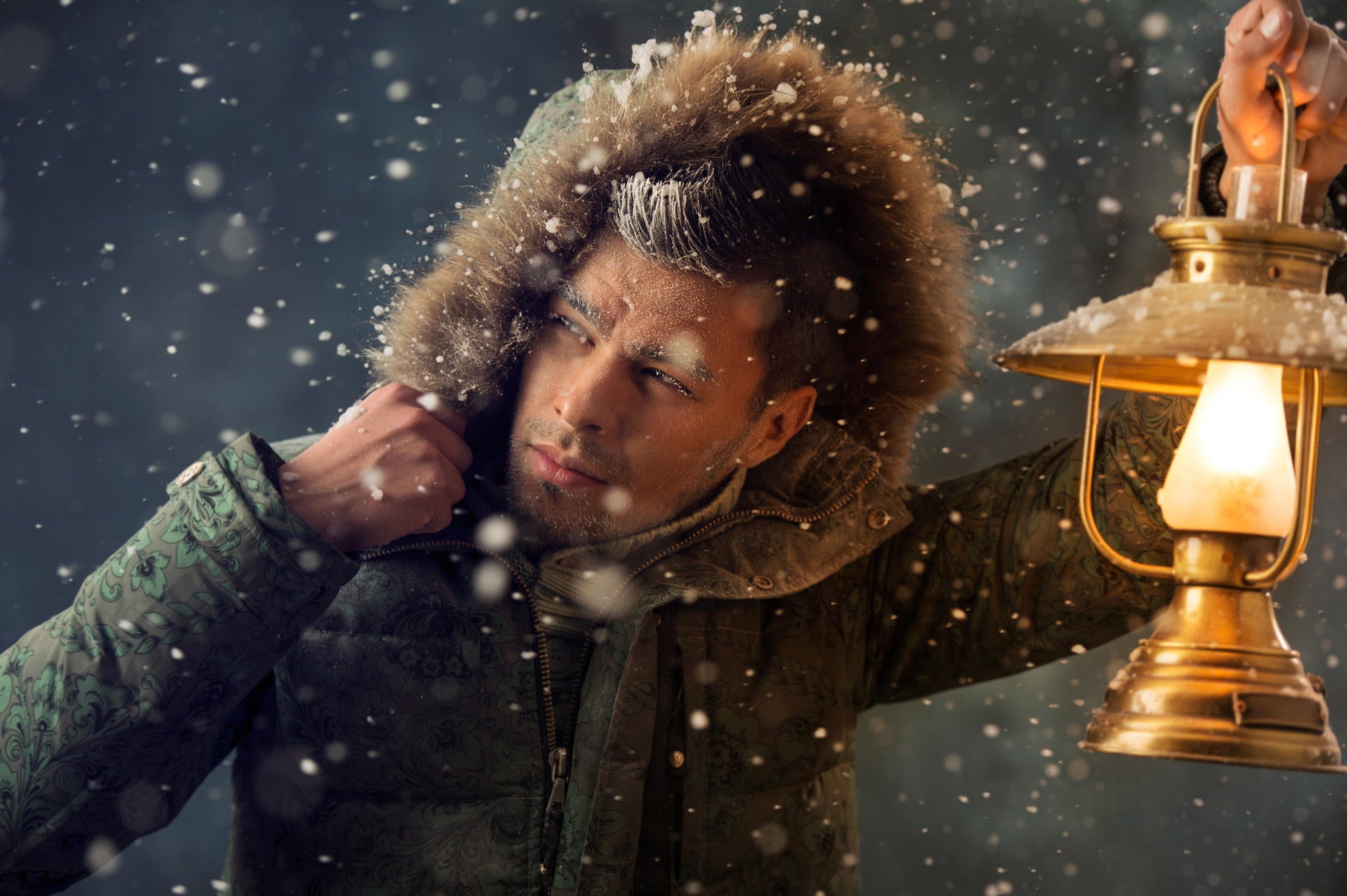 Обои снег, зима, иней, лампа, фонарь, мужчина, куртка, капюшон, snow, winter, frost, lamp, lantern, male, jacket, hood разрешение 2048x1363 Загрузить