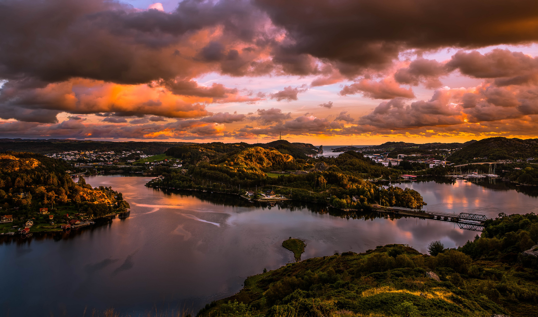 Обои небо, селение, облака, река, холмы, природа, закат, пейзаж, мост, the sky, the village, clouds, river, hills, nature, sunset, landscape, bridge разрешение 2048x1208 Загрузить