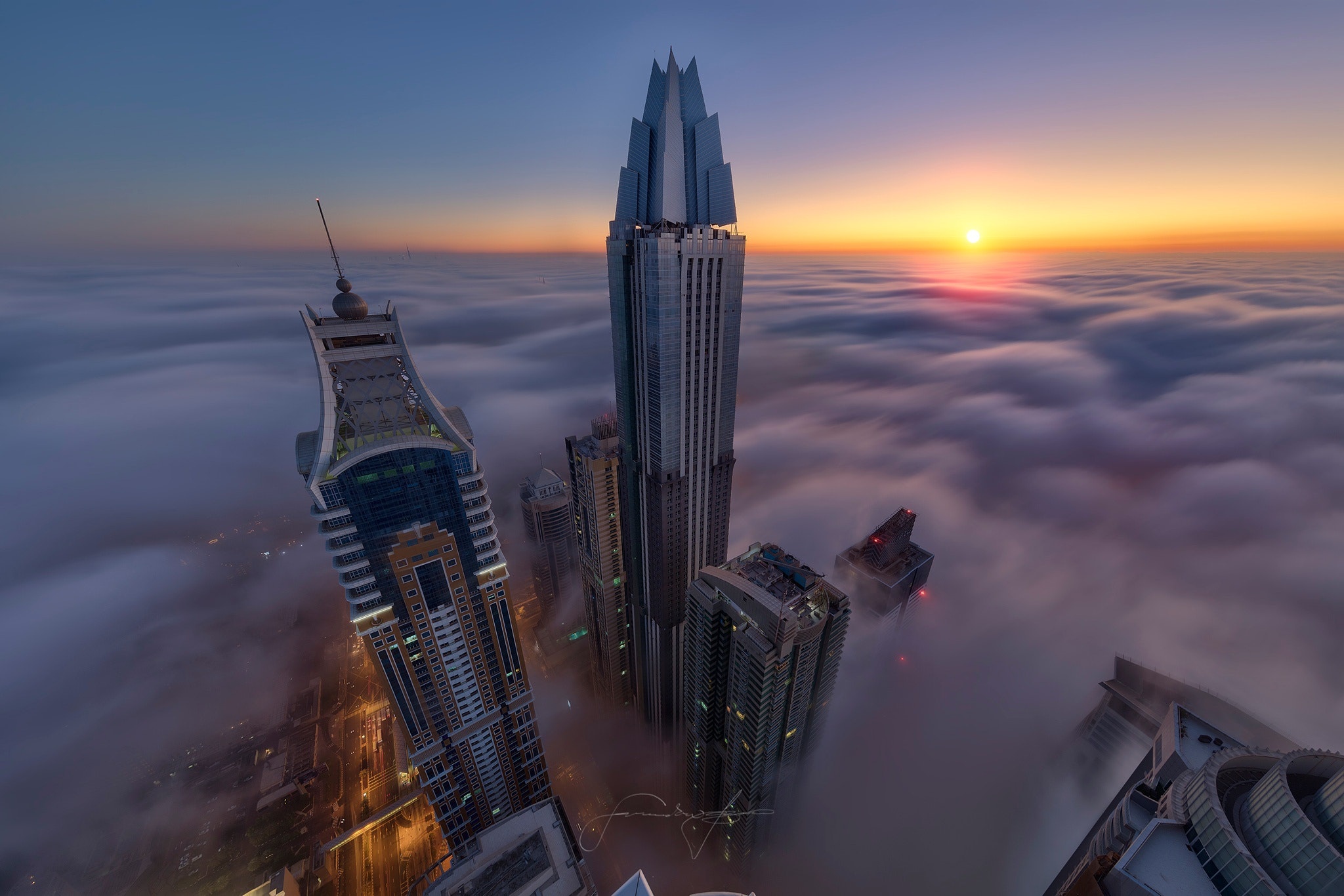 Обои туман, город, высотки, дубай, оаэ, fog, the city, skyscrapers, dubai, uae разрешение 2048x1366 Загрузить