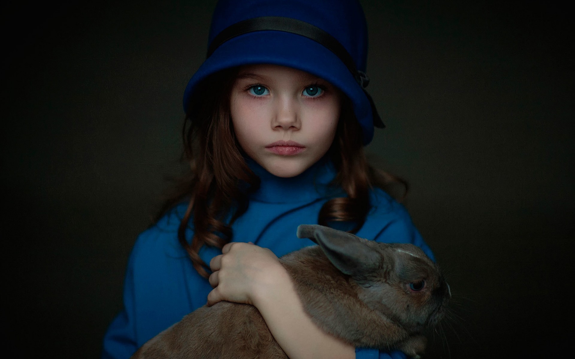 Обои дети, девочка, волосы, лицо, кролик, животное, шляпка, children, girl, hair, face, rabbit, animal, hat разрешение 1920x1200 Загрузить