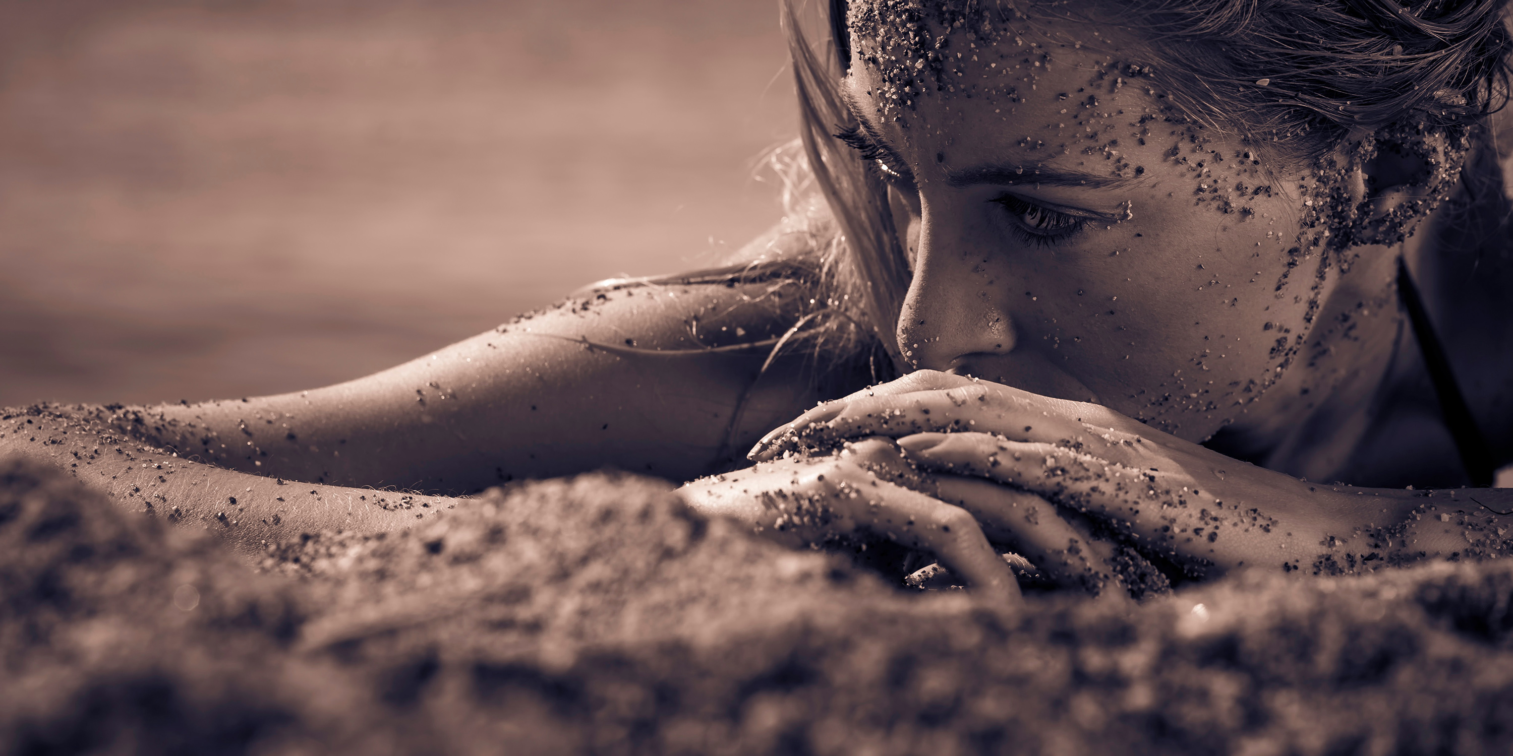 Девушка на песке