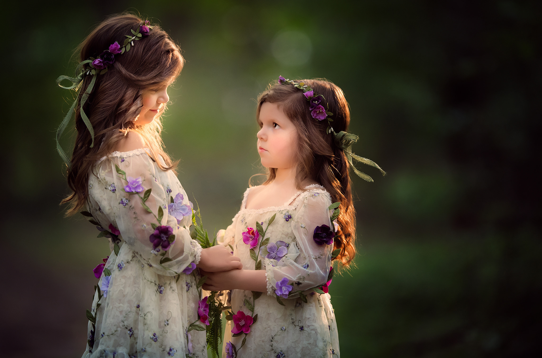 Обои цветы, настроение, фон, дети, волосы, лицо, девочки, венки, flowers, mood, background, children, hair, face, girls, wreaths разрешение 2048x1354 Загрузить