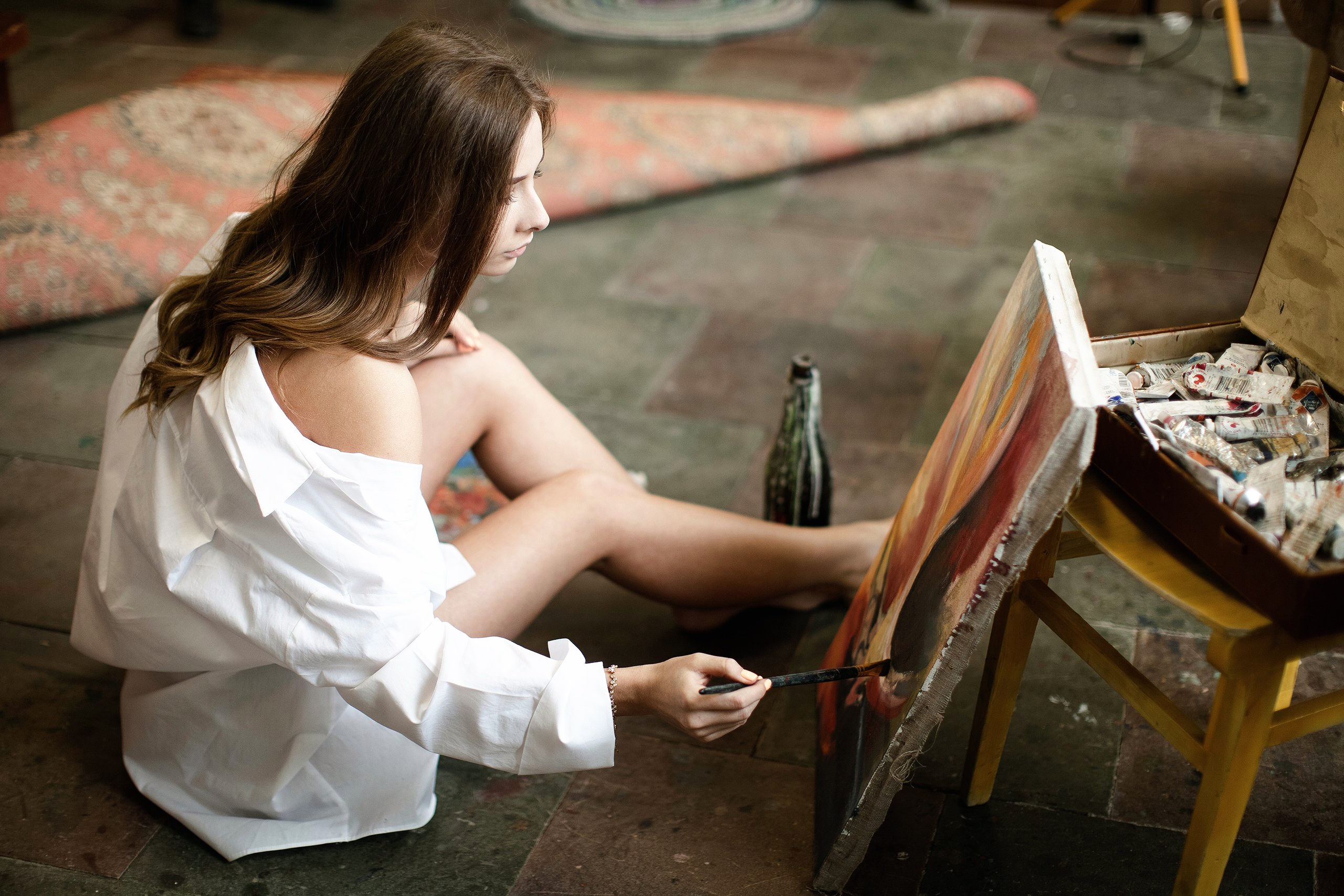 Художник облил натурщицу краской и трахнул ее тело у себя в мастерской