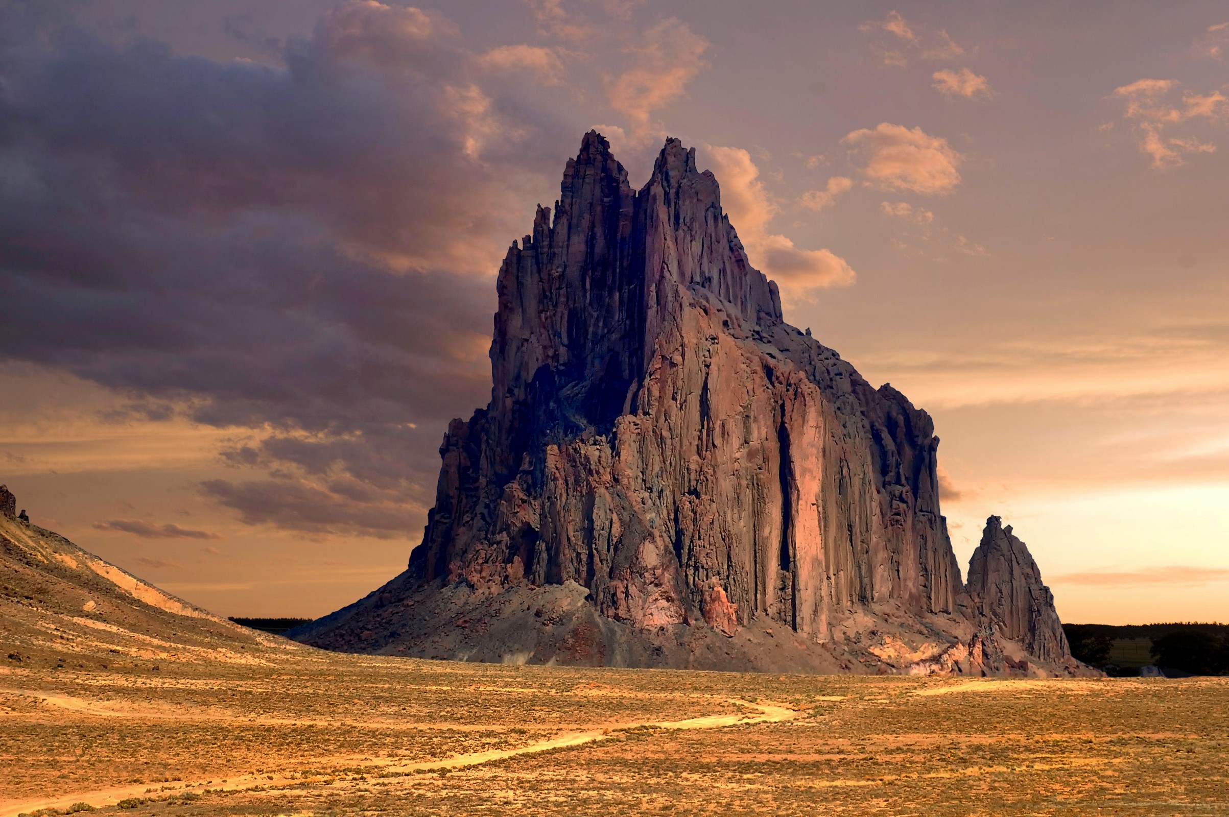 Обои скала, пустыня, нью-мексико, десерд, горная порода, rock formation, shiprock peak, скала шипрок, крылатая скала, rock, desert, new mexico разрешение 2406x1600 Загрузить