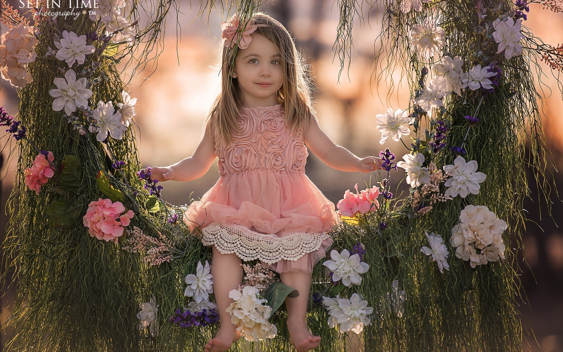 Обои цветы, трава, природа, девочка, ребенок, качели, качается, flowers, grass, nature, girl, child, swing, swinging разрешение 1920x1200 Загрузить