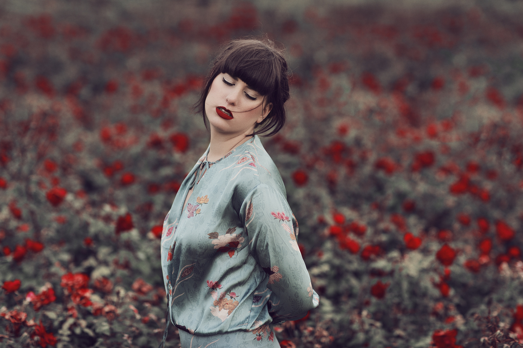 Обои цветы, девушка, волосы, губы, лицо, закрытые глаза, mara saiz, flowers, girl, hair, lips, face, closed eyes разрешение 2048x1365 Загрузить