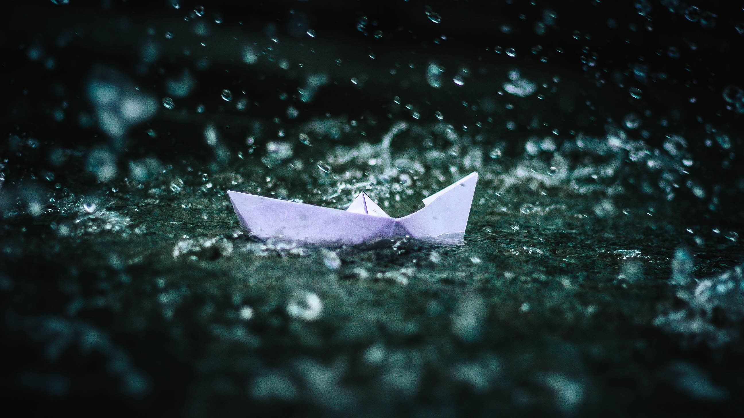 Обои вода, капли, дождь, оригами, кораблик, бумажный кораблик, water, drops, rain, origami, boat, paper boat разрешение 2592x1456 Загрузить