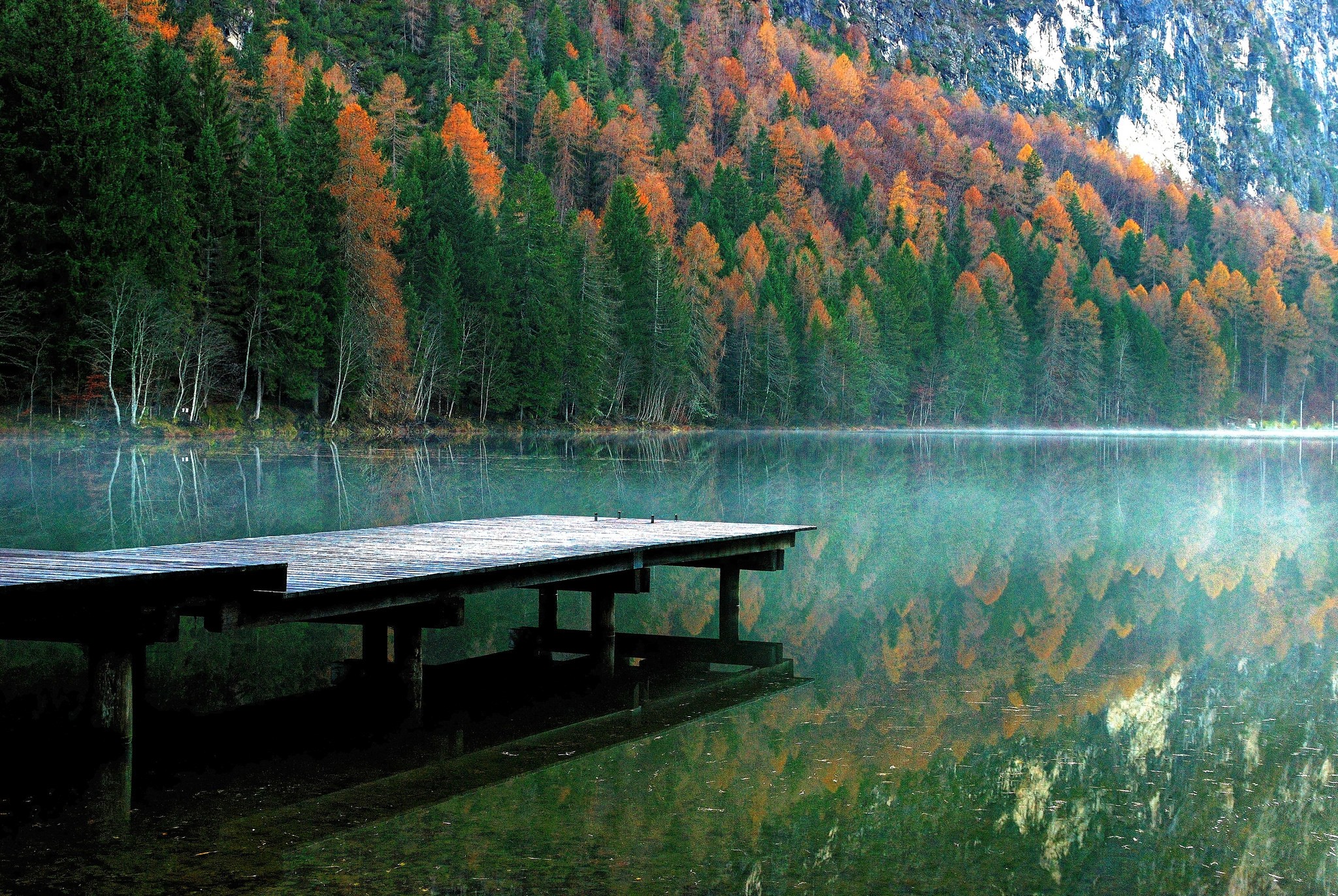 Обои деревья, озеро, река, природа, отражение, утро, осень, пирс, trees, lake, river, nature, reflection, morning, autumn, pierce разрешение 2048x1371 Загрузить