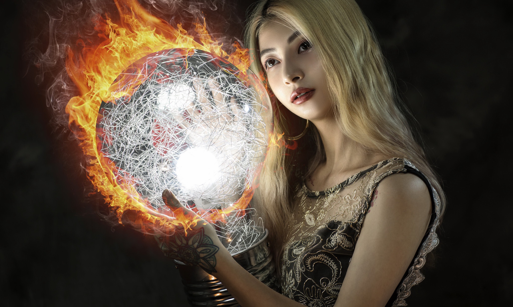 Девушка с огненным шаром в руках