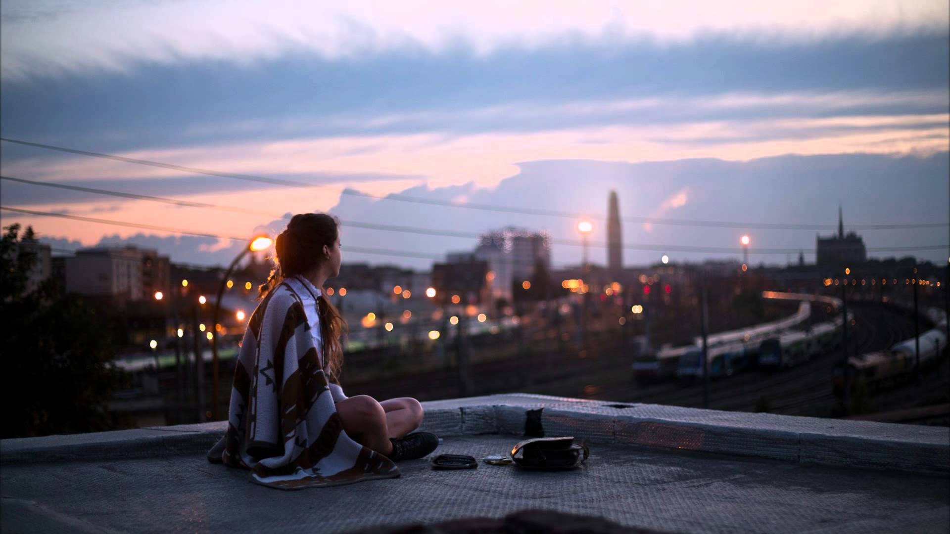 Обои девушка, настроение, город, одиночество, модель, крыша, girl, mood, the city, loneliness, model, roof разрешение 1920x1080 Загрузить