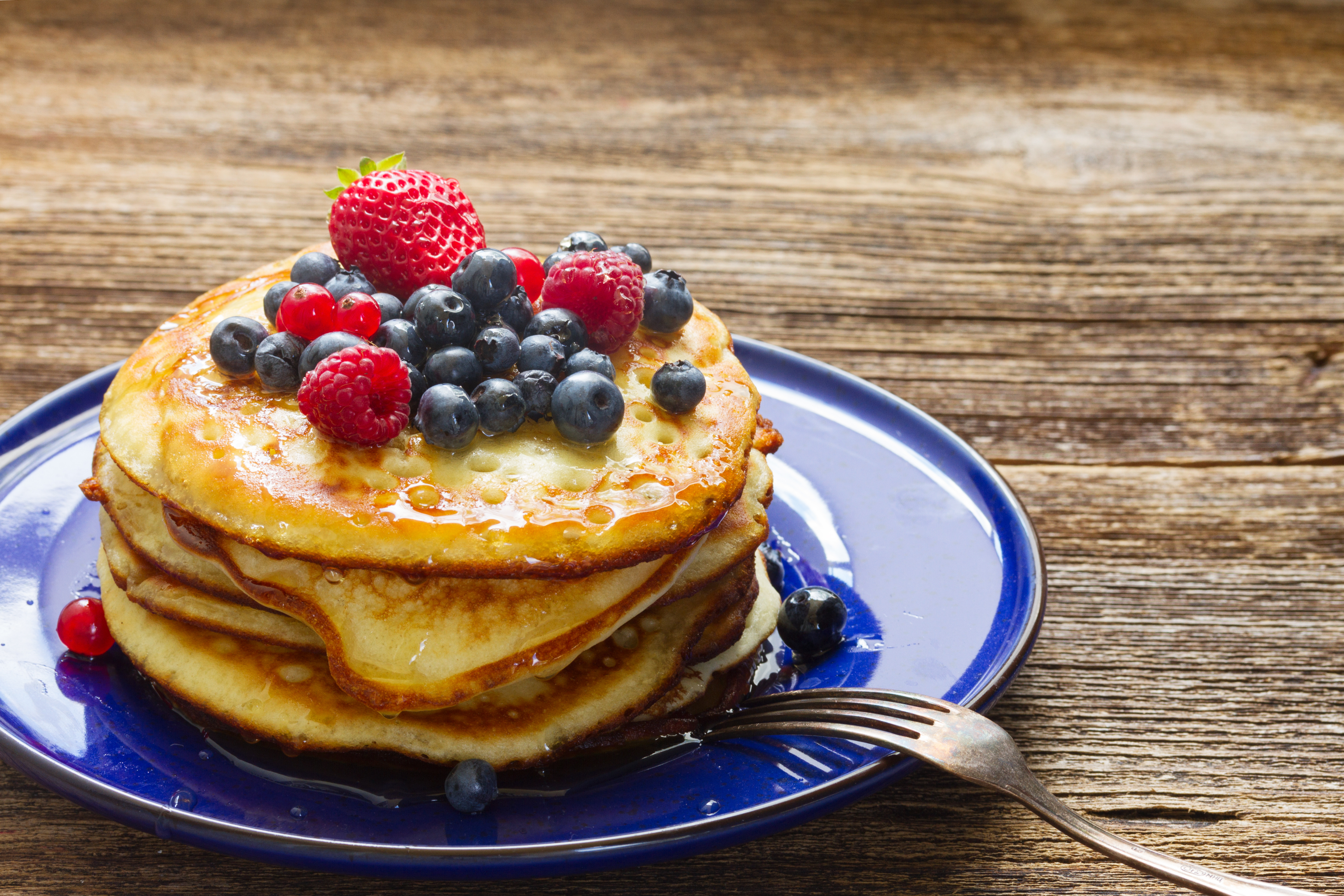 Обои малина, клубника, ягоды, черника, блины, смородина, оладьи, raspberry, strawberry, berries, blueberries, pancakes, currants разрешение 5022x3348 Загрузить