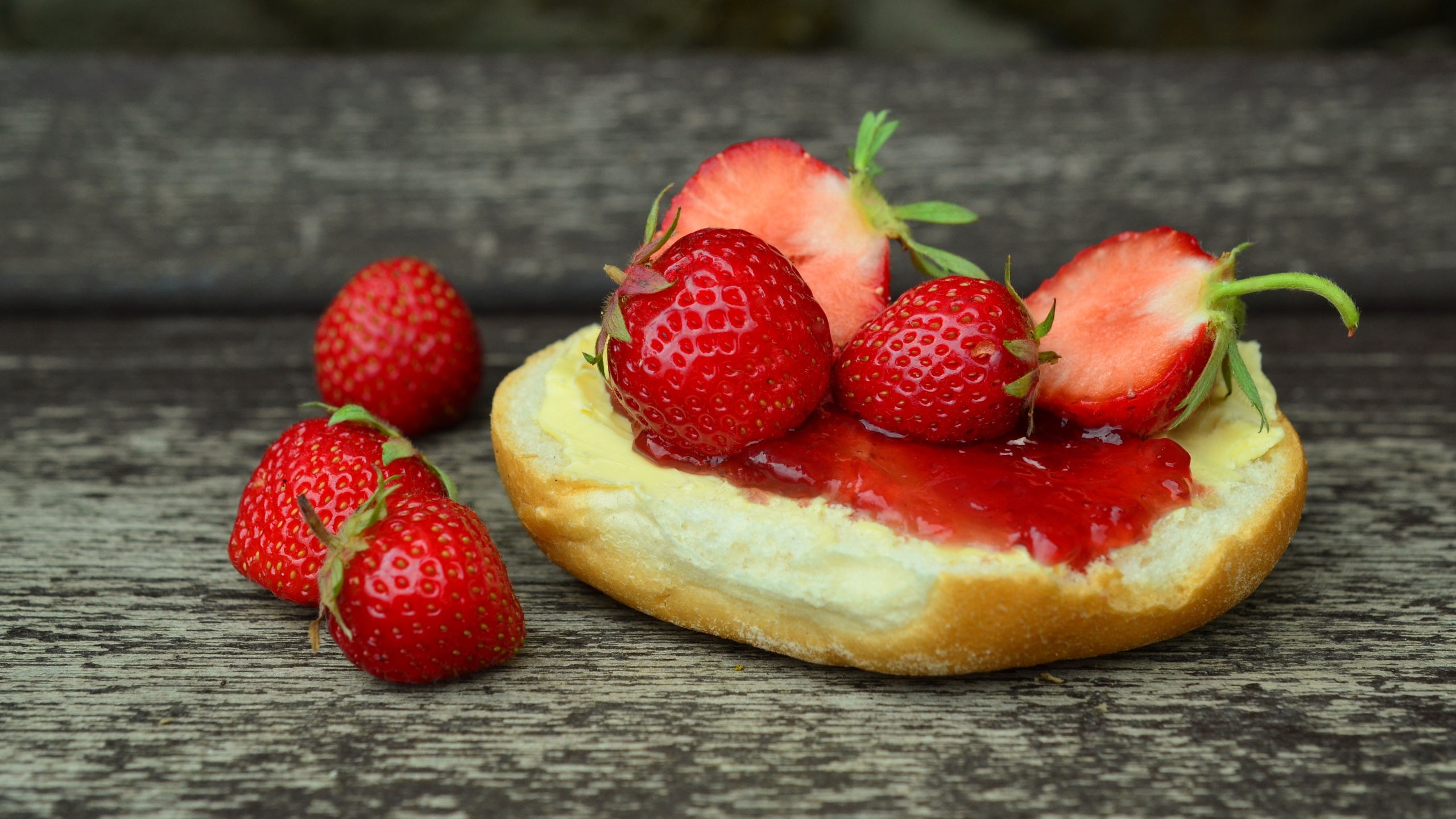 Обои клубника, ягоды, булочка, варенье, сдоба, strawberry, berries, bun, jam, muffin разрешение 2560x1440 Загрузить