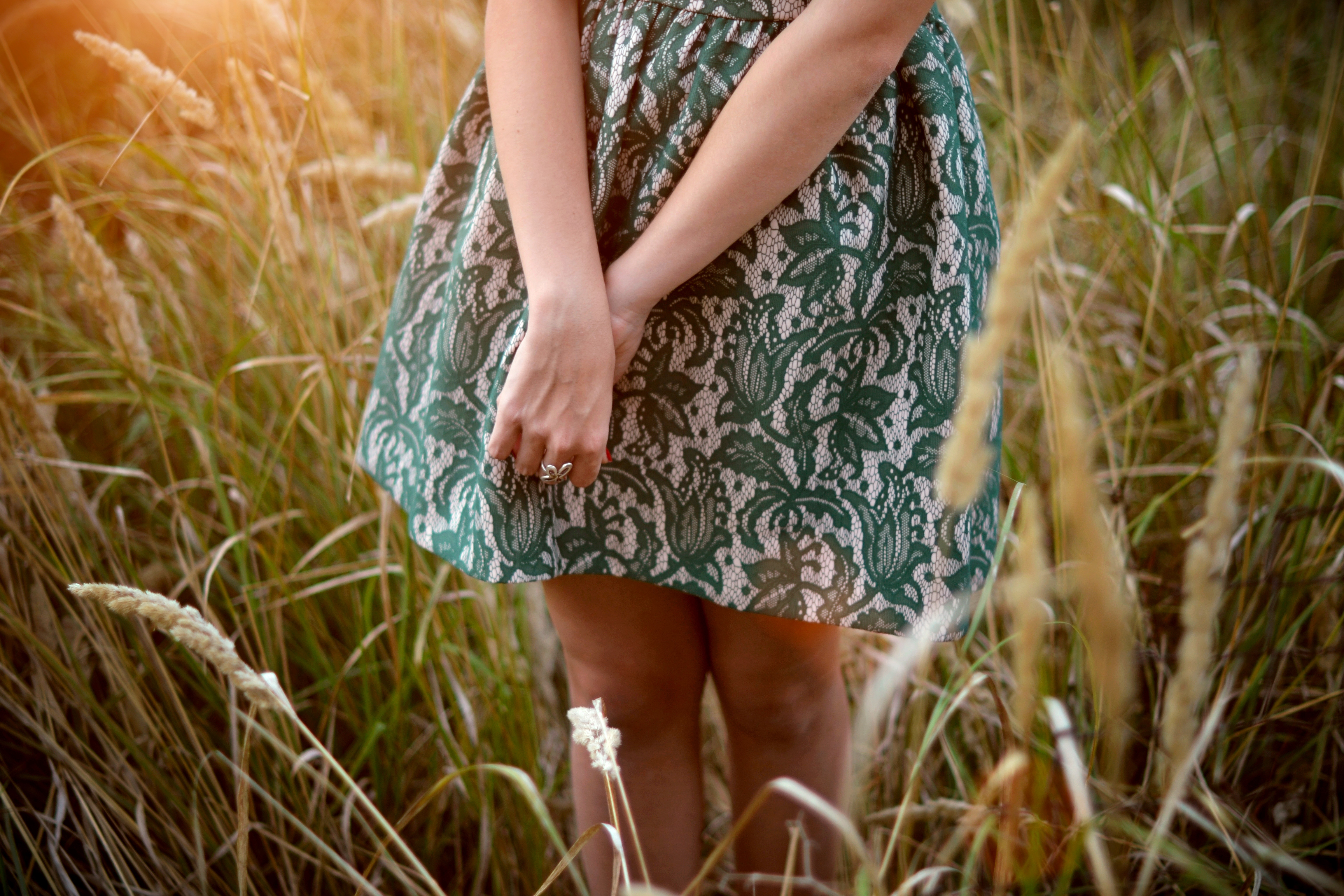 Обои трава, девушка, платье, ноги, колоски, кольцо, руки, grass, girl, dress, feet, spikelets, ring, hands разрешение 4608x3072 Загрузить