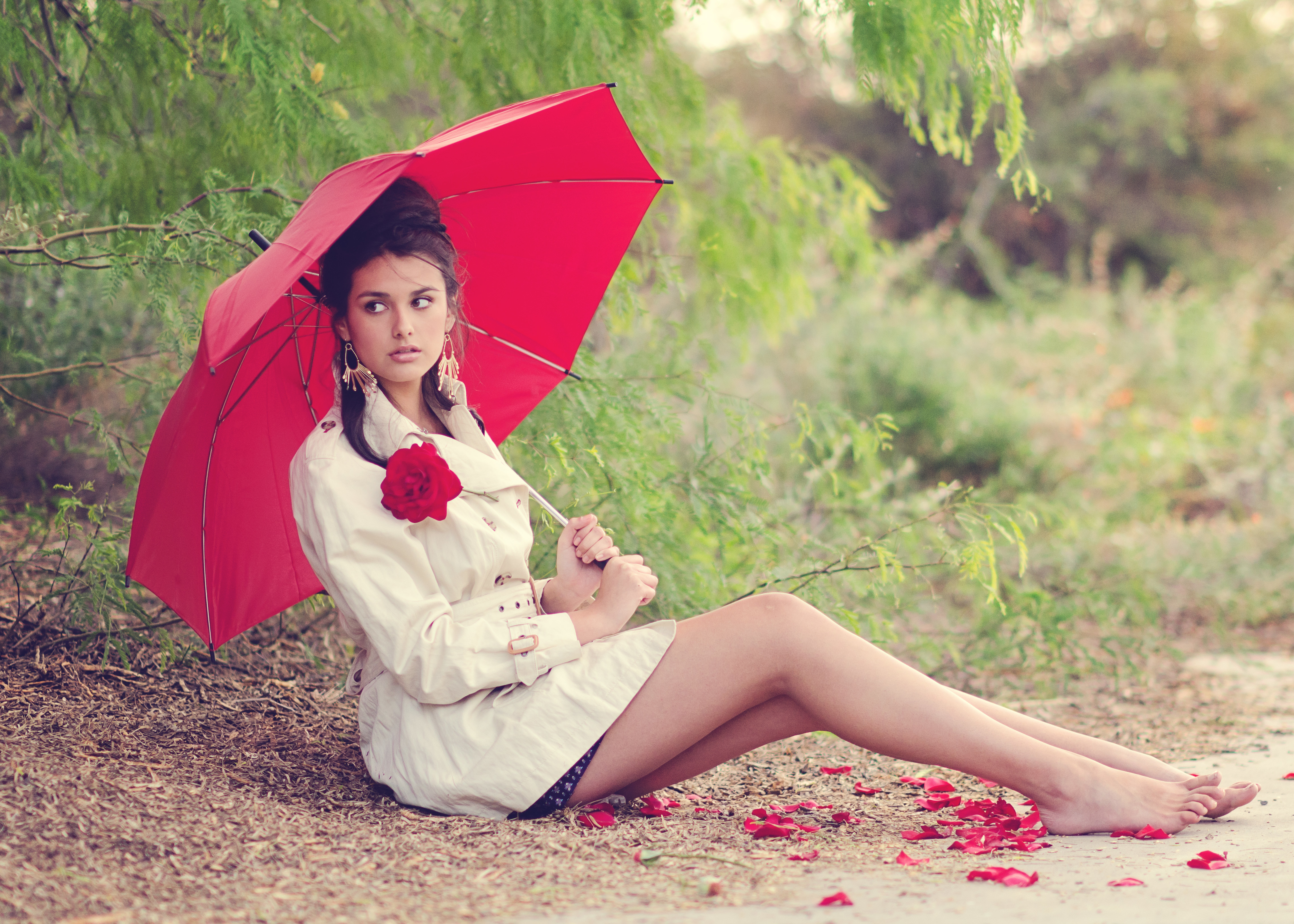 Молодая красотка позирует  с зонтиком