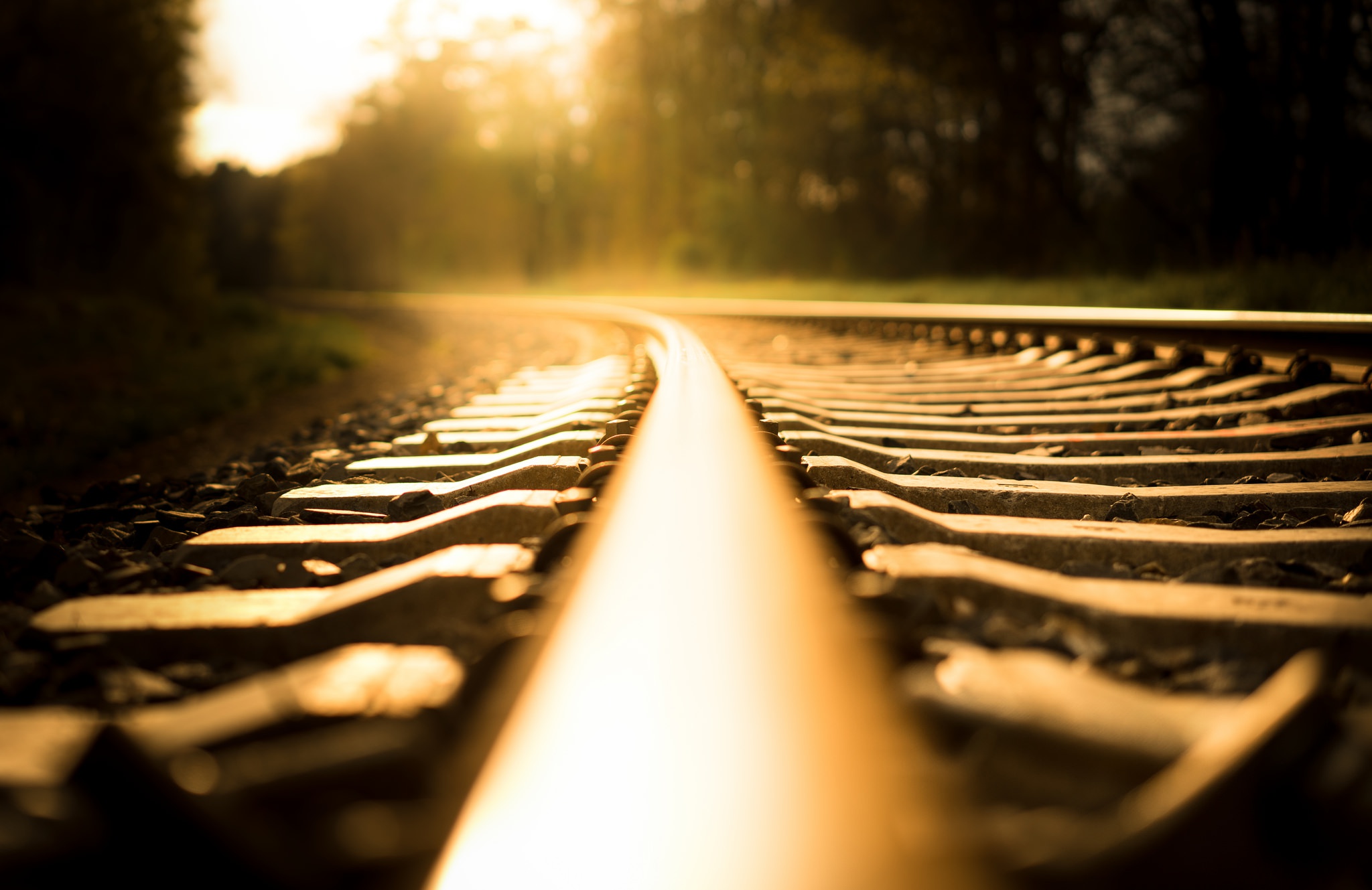 Обои свет, железная дорога, рельсы, фон, light, railroad, rails, background разрешение 2048x1329 Загрузить