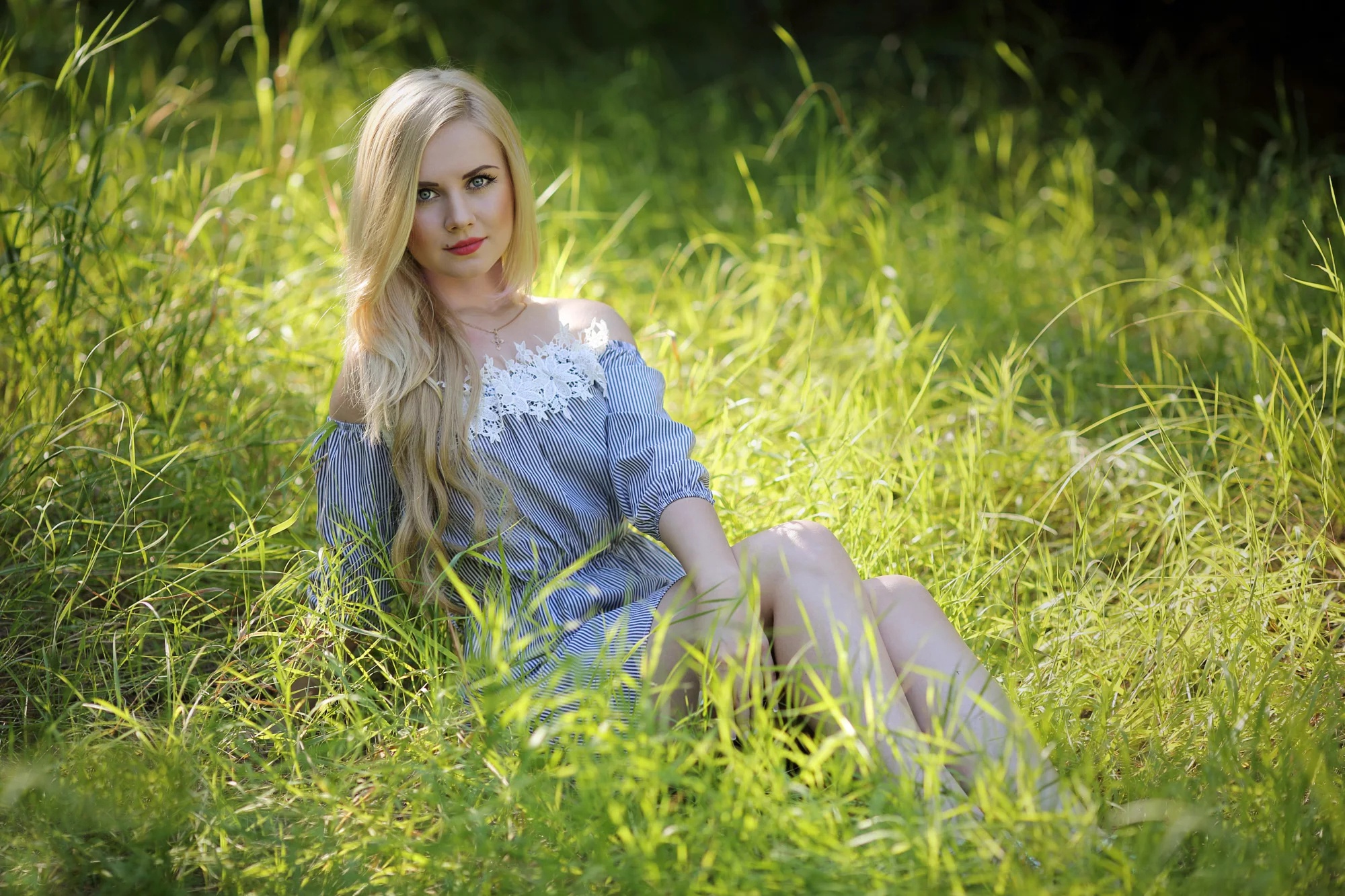 Красивые девушки блондинки с голубыми глазами на природе в синем топике