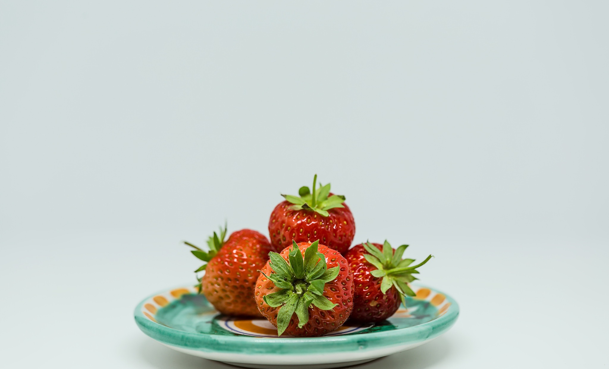 Обои фон, клубника, блюдце, ягоды, background, strawberry, saucer, berries разрешение 2048x1242 Загрузить